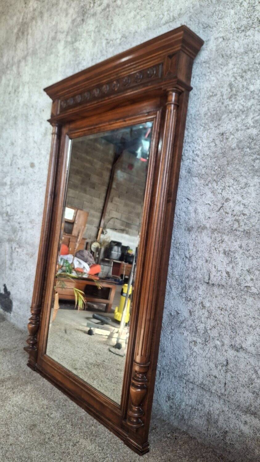 Large trumeau mirror with carved wood in the Louis XVI / Henri II style, 19th century.