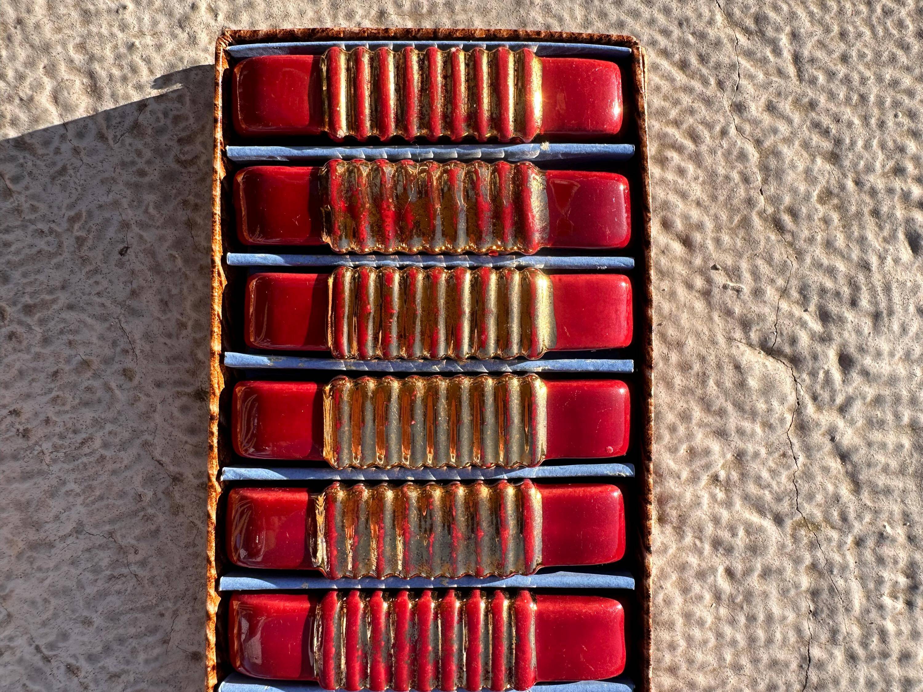 Art Deco knife rests (x6) – Red and gold glass, geometric