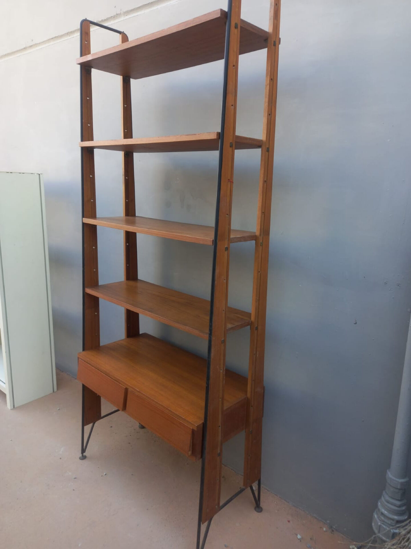 Vintage Scandinavian bookshelf in teak and black metal – Design