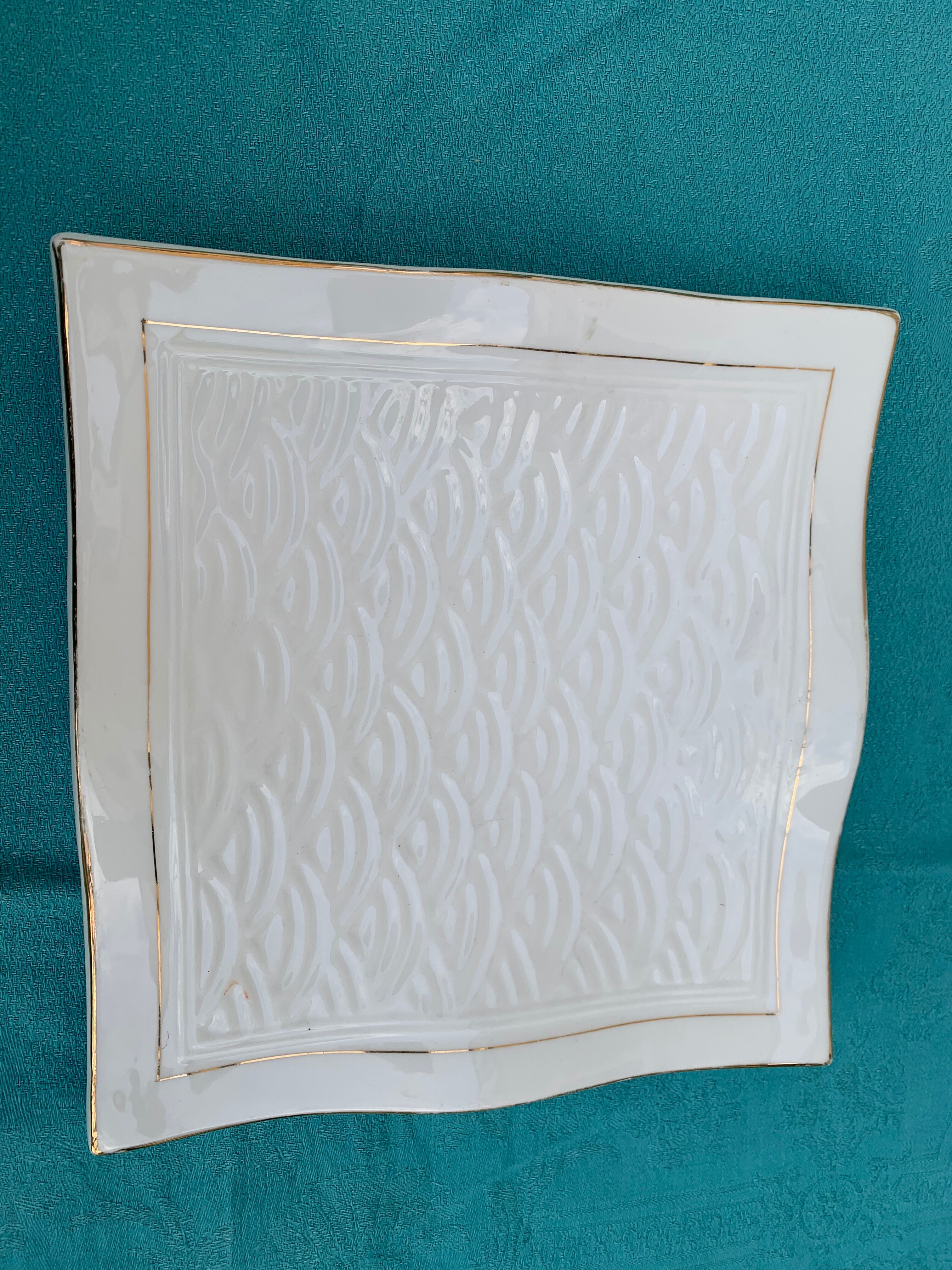6 white glazed ceramic plates vague design and contemporary patterns