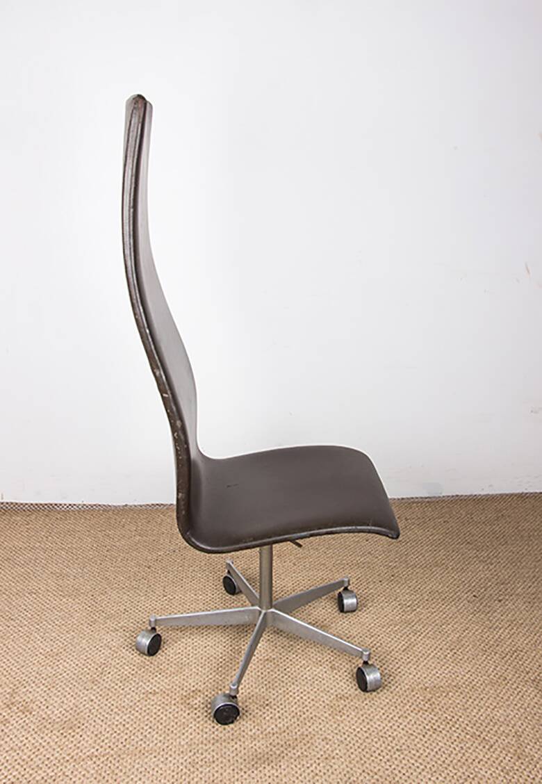 4 office chairs, in leather and aluminum, Oxford model by Arne Jacobsen.