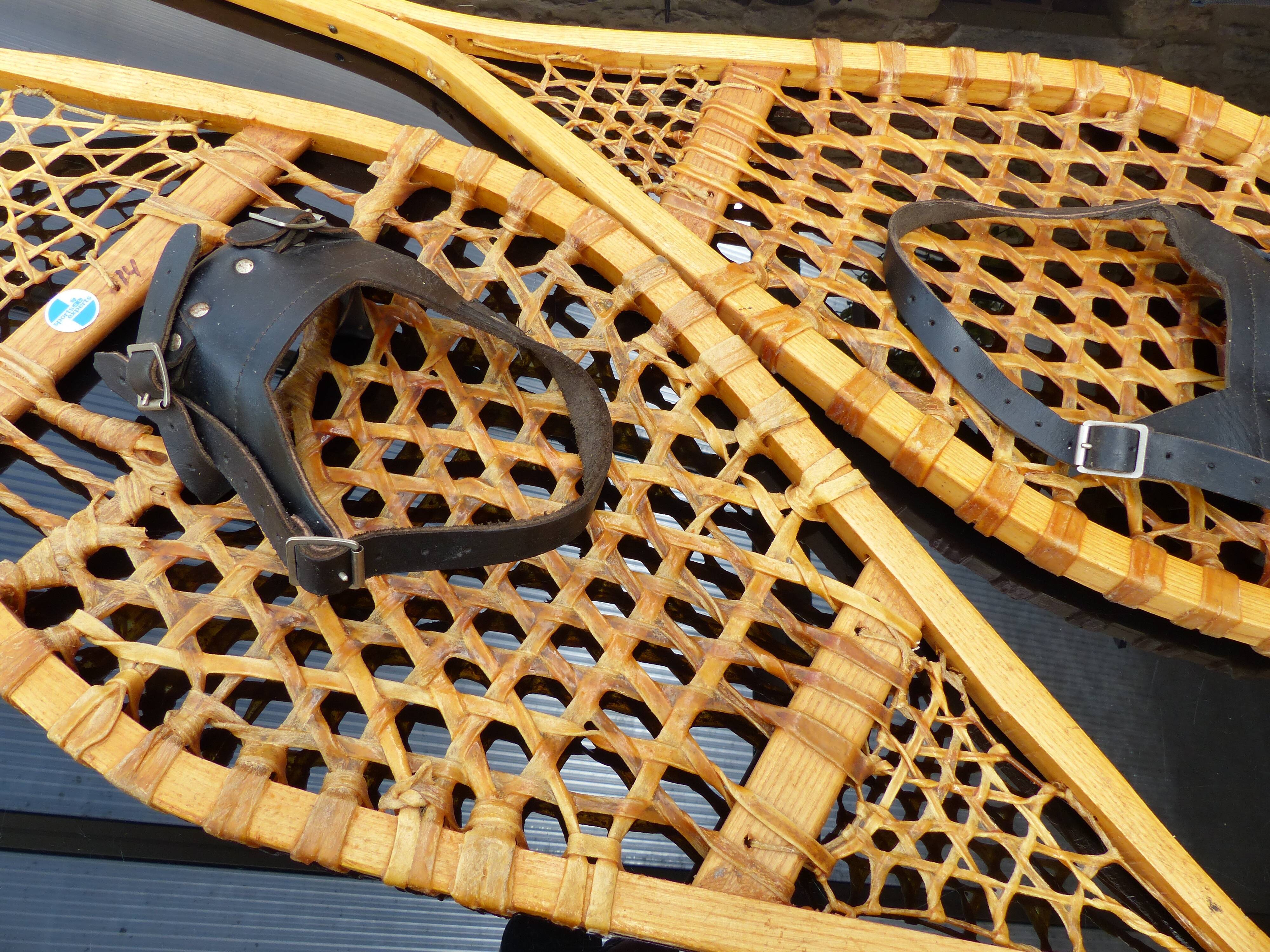 Anciennes raquettes à neige en bois et nerf de boeuf Selency
