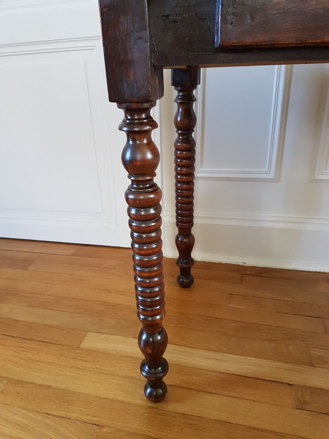 Table with turned legs