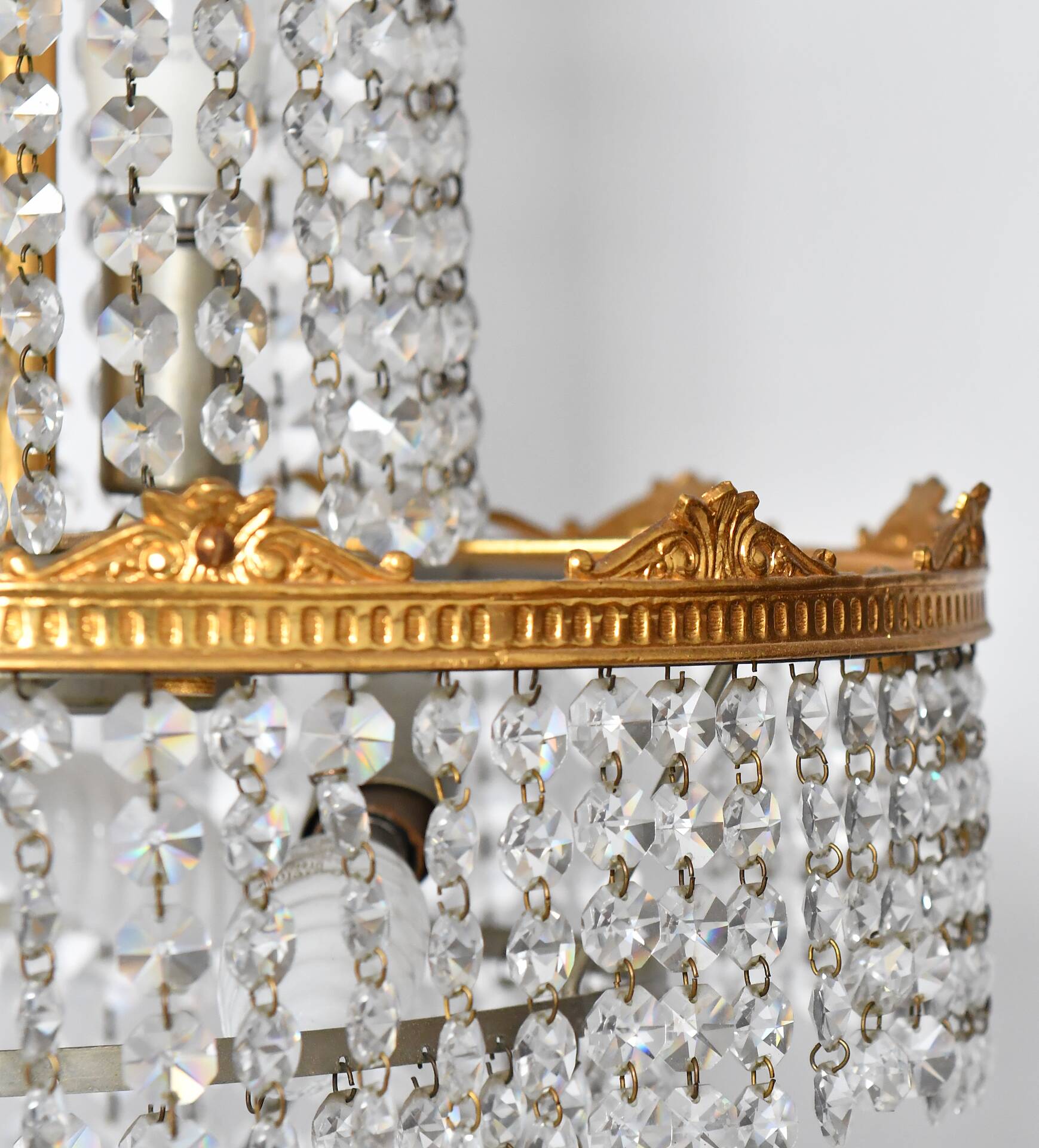 3-light chandelier in gold metal and glass pendants