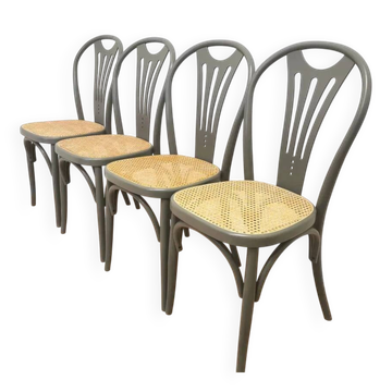 Ensemble de 4 chaises de salle à manger vintage grises de style Thonet avec assise en cannage.