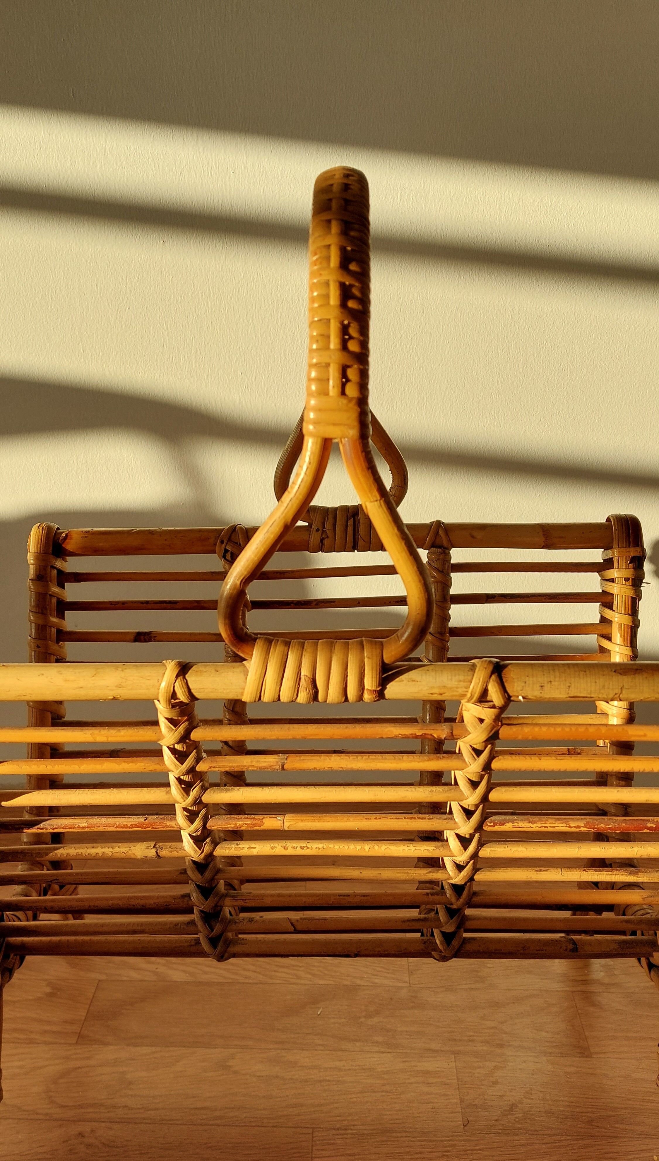 Porte-revues en rotin artisanal 1960.