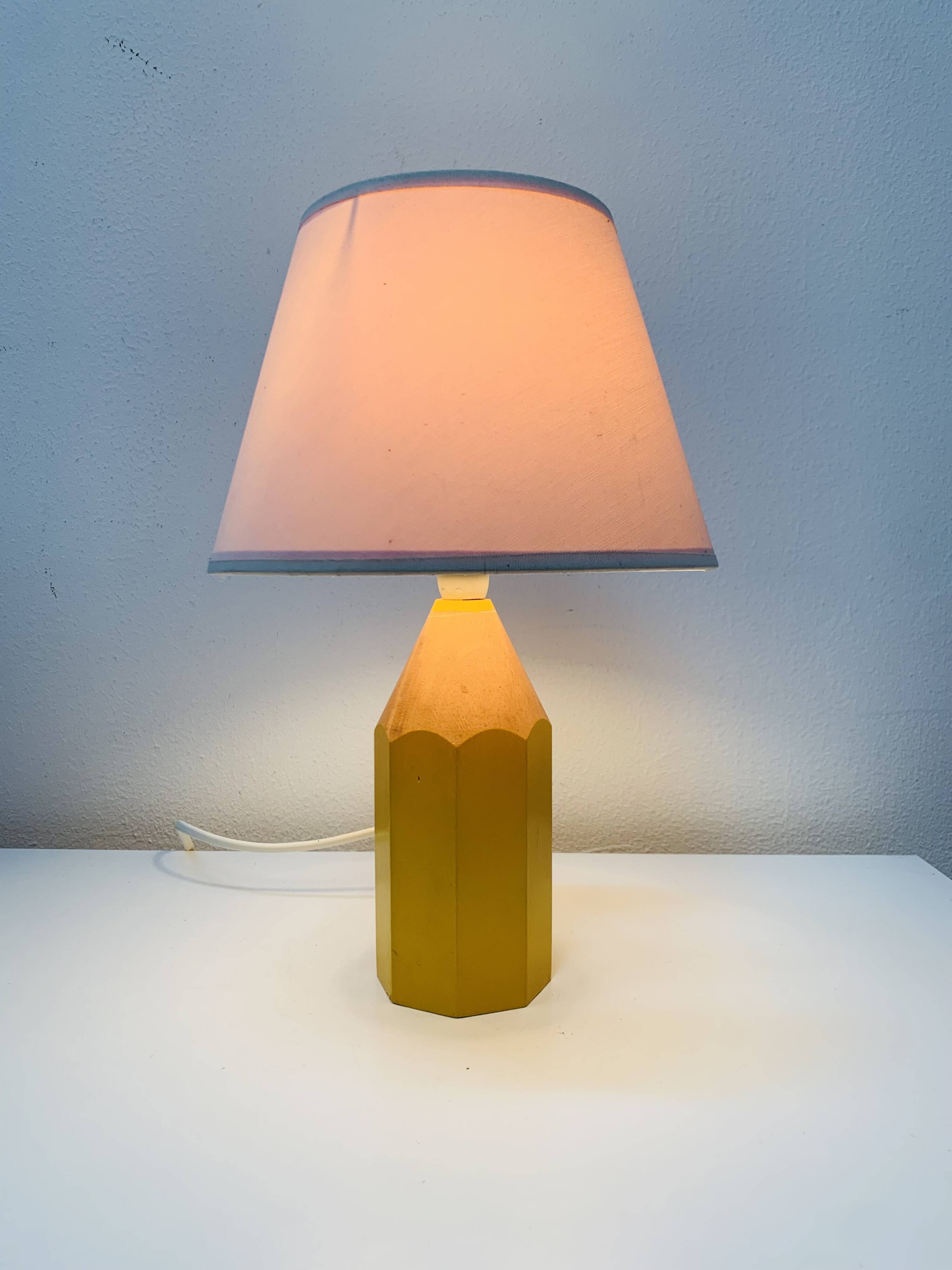 Lampe crayon en bois jaune vintage, style Pierre Sala, pour enfants