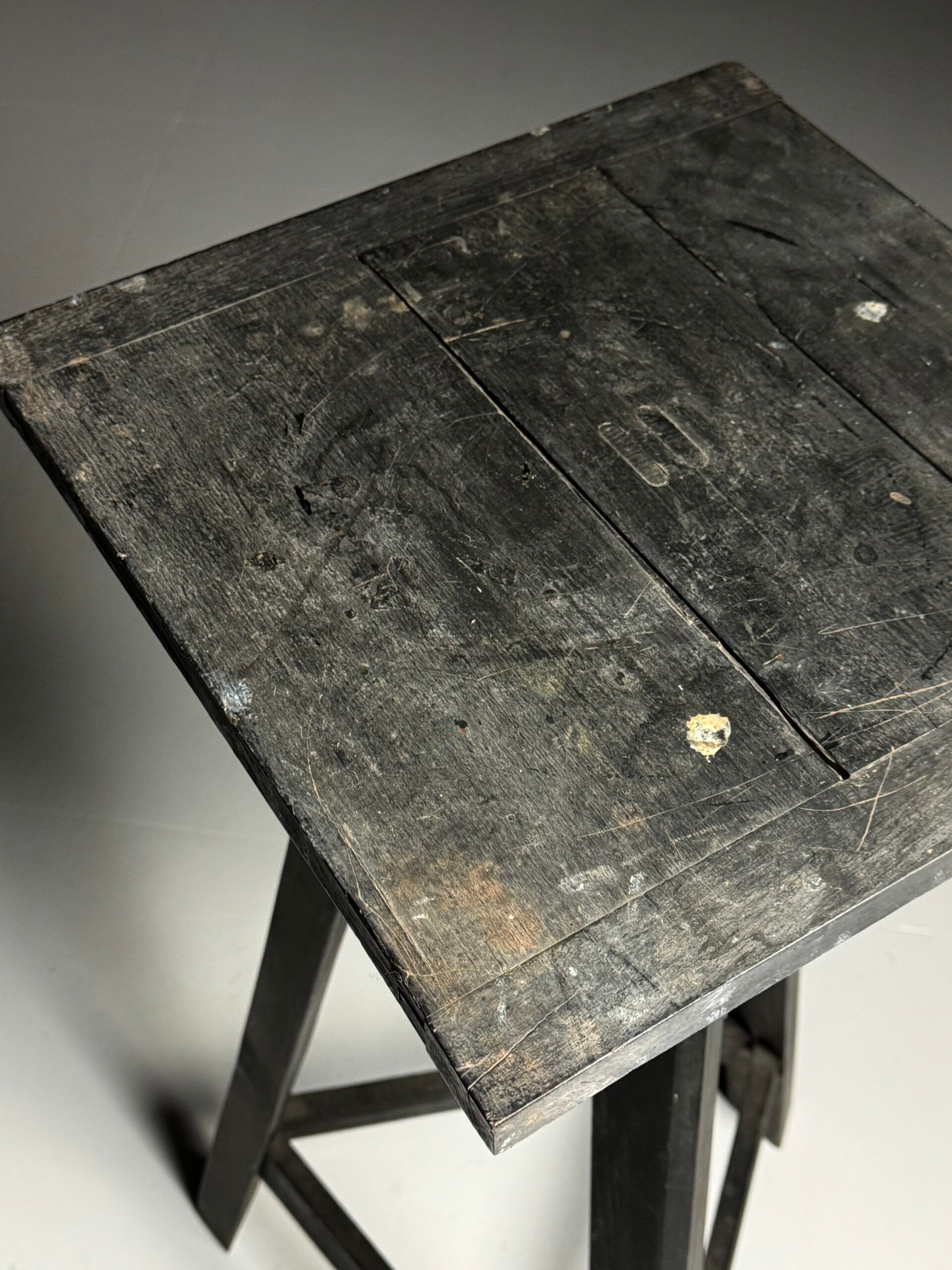 Sculpture stand antique black