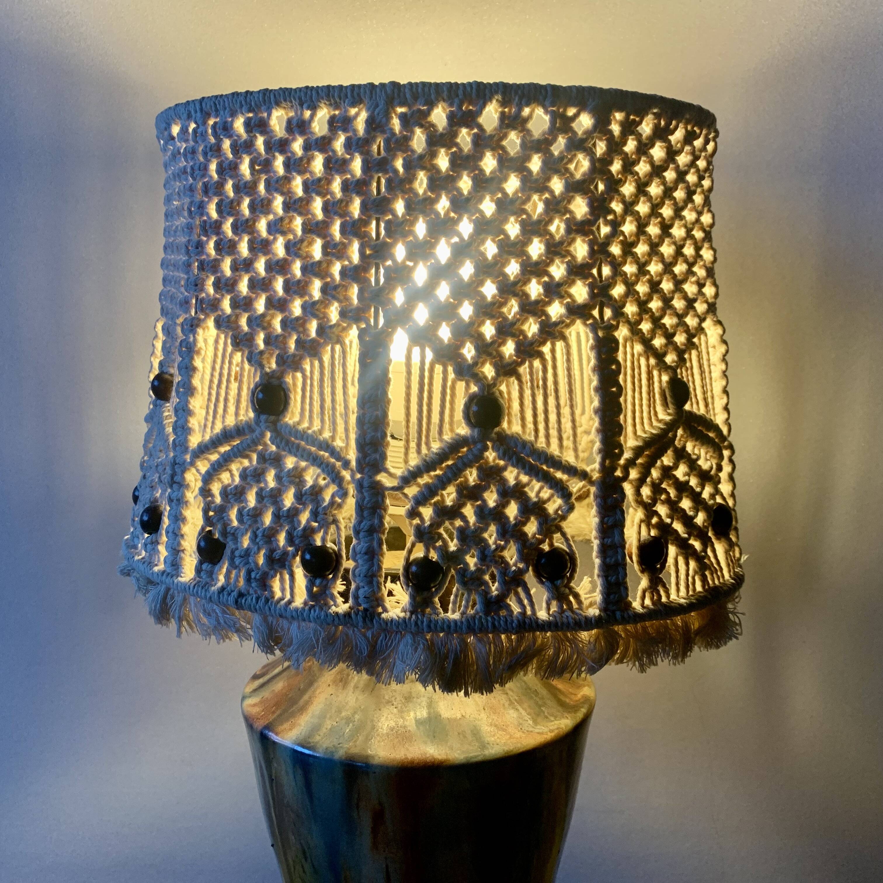 Lampe vintage à poser en grès vernissé avec abat-jour en macramé