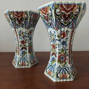 Paire de vases en faïence de Delft polychrome, Hollande, années 1960