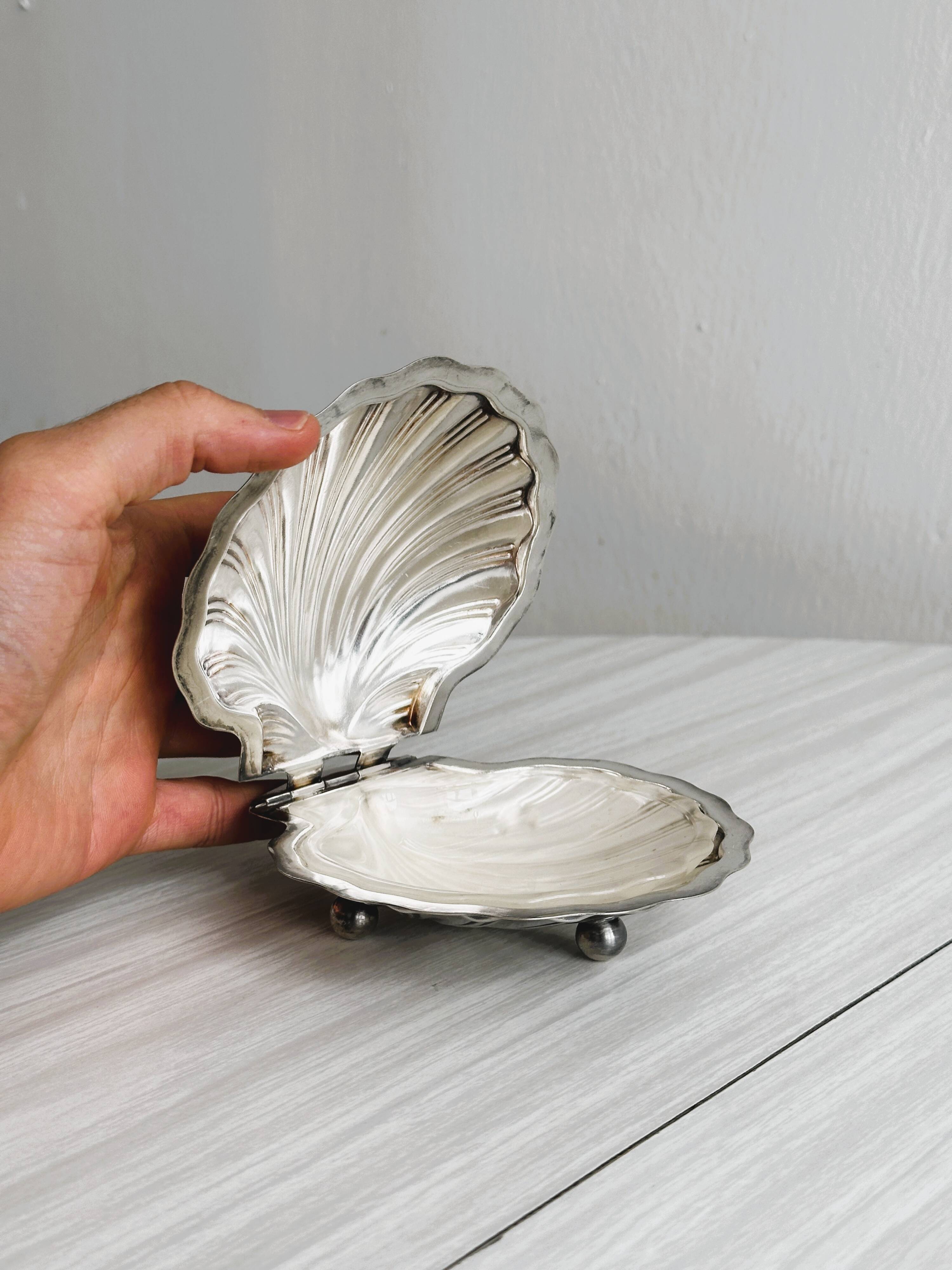 shell box in silver metal and worked glass