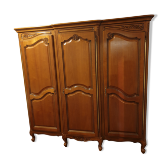 Armoire style Louis XV en merisiers massif