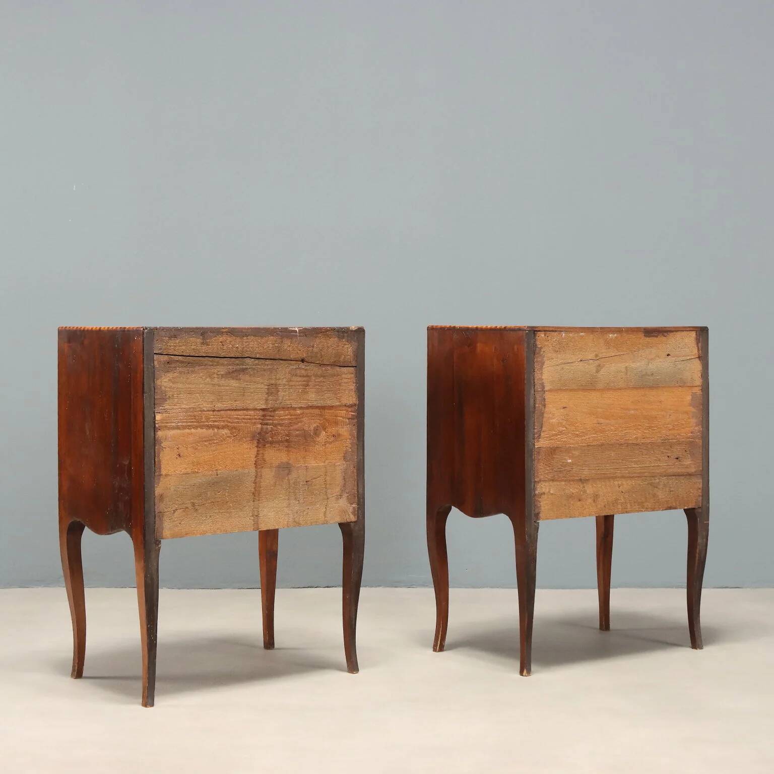 Pair of walnut bedside tables in Barocchetto style