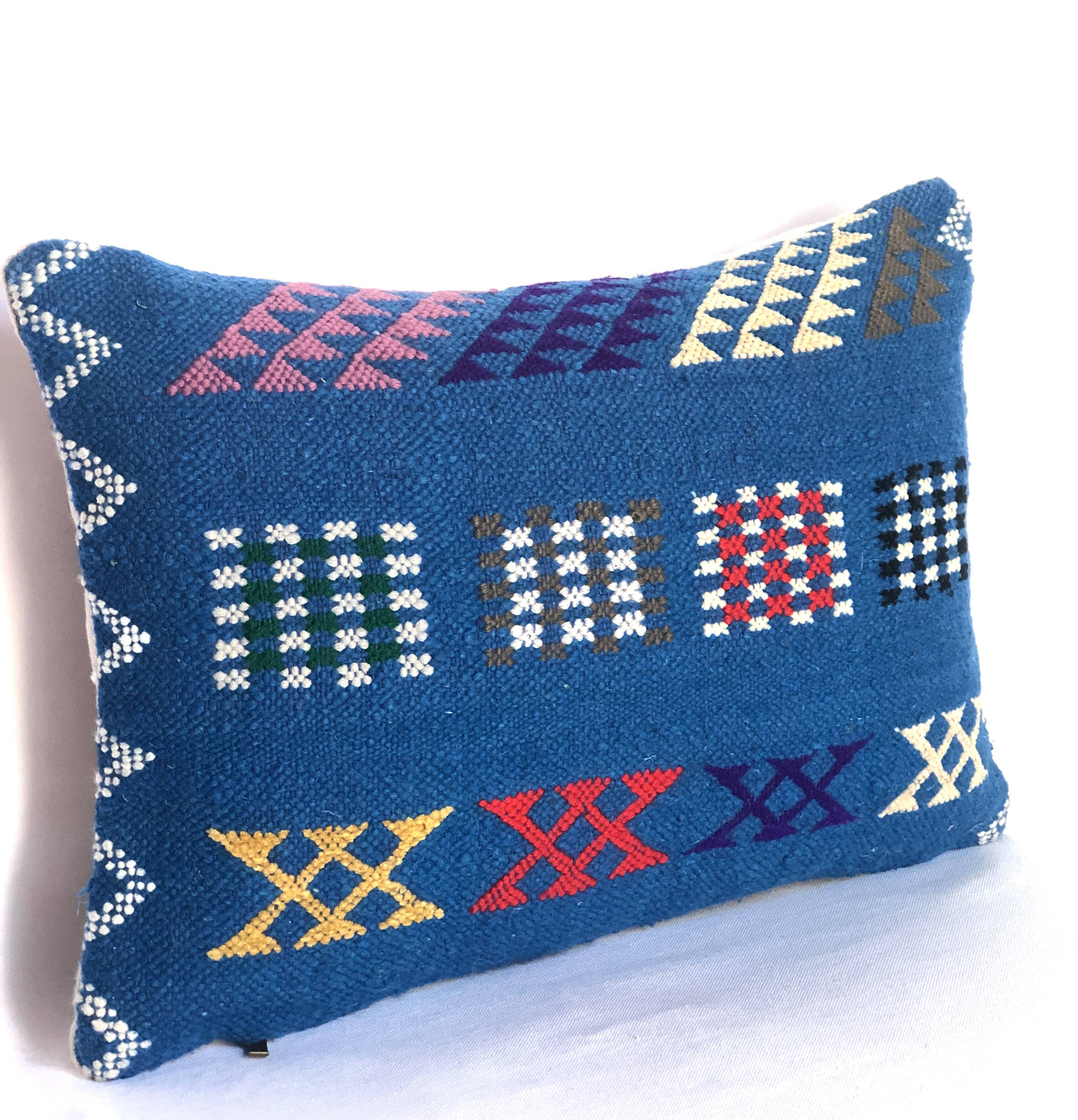 woven velvet cushion, very lively thanks to its bright colours.