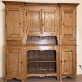 Very important Franc Comtois buffet from the 18th century in honey-colored fir circa 1750