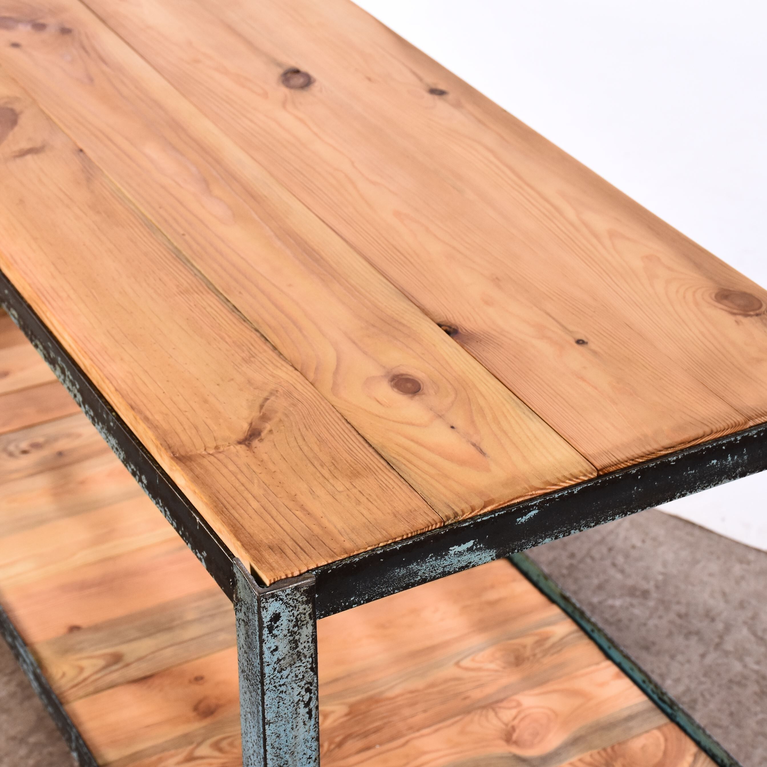 Industrial shelving unit