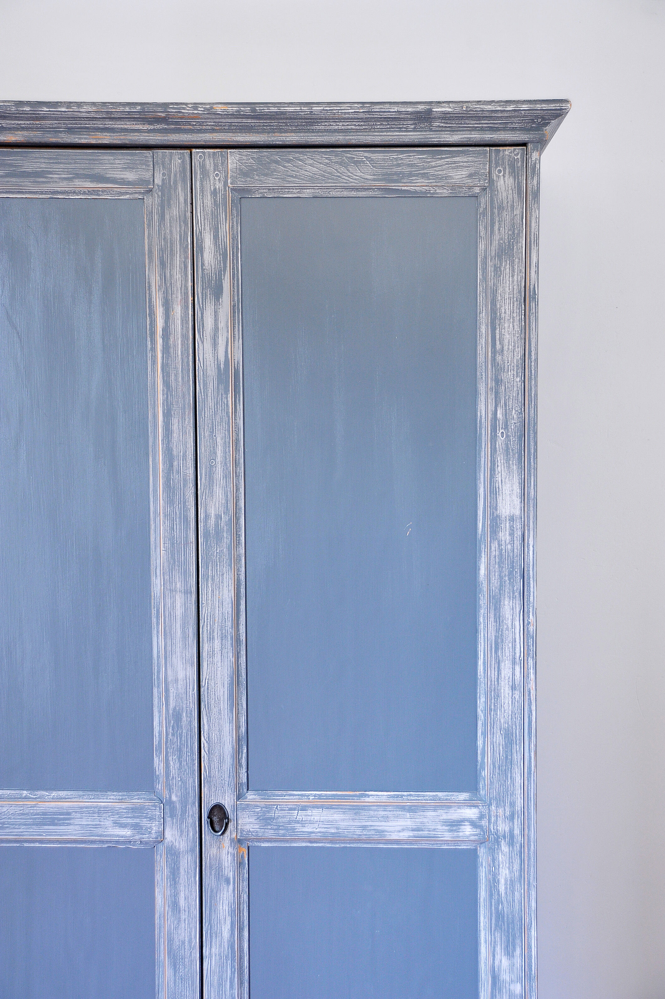 Grey blue wardrobe skated in solid pine