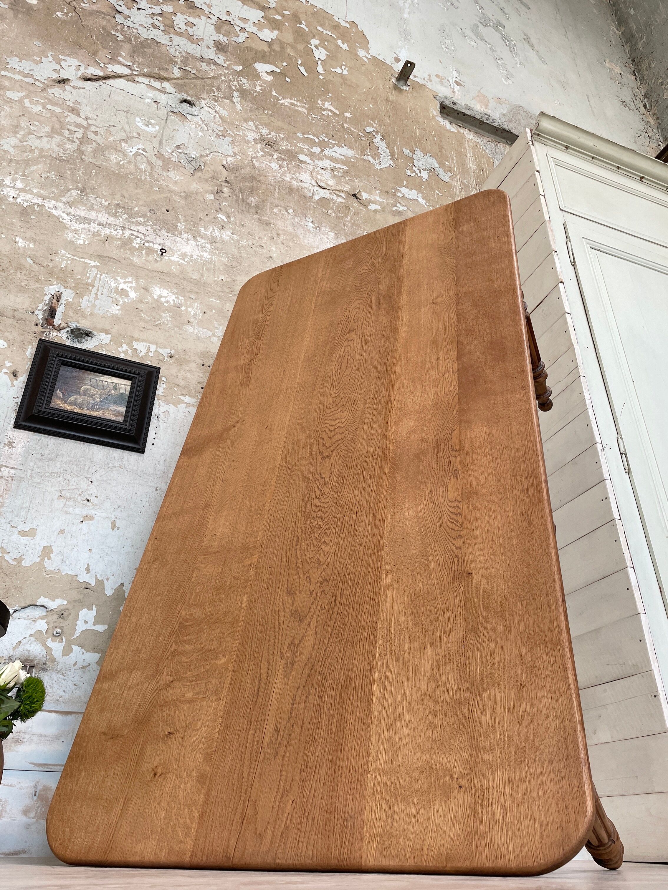 Table with turned legs in solid wood