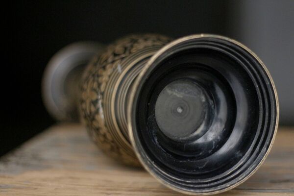 vase indien en cuivre. Beau décor ''grotesque.