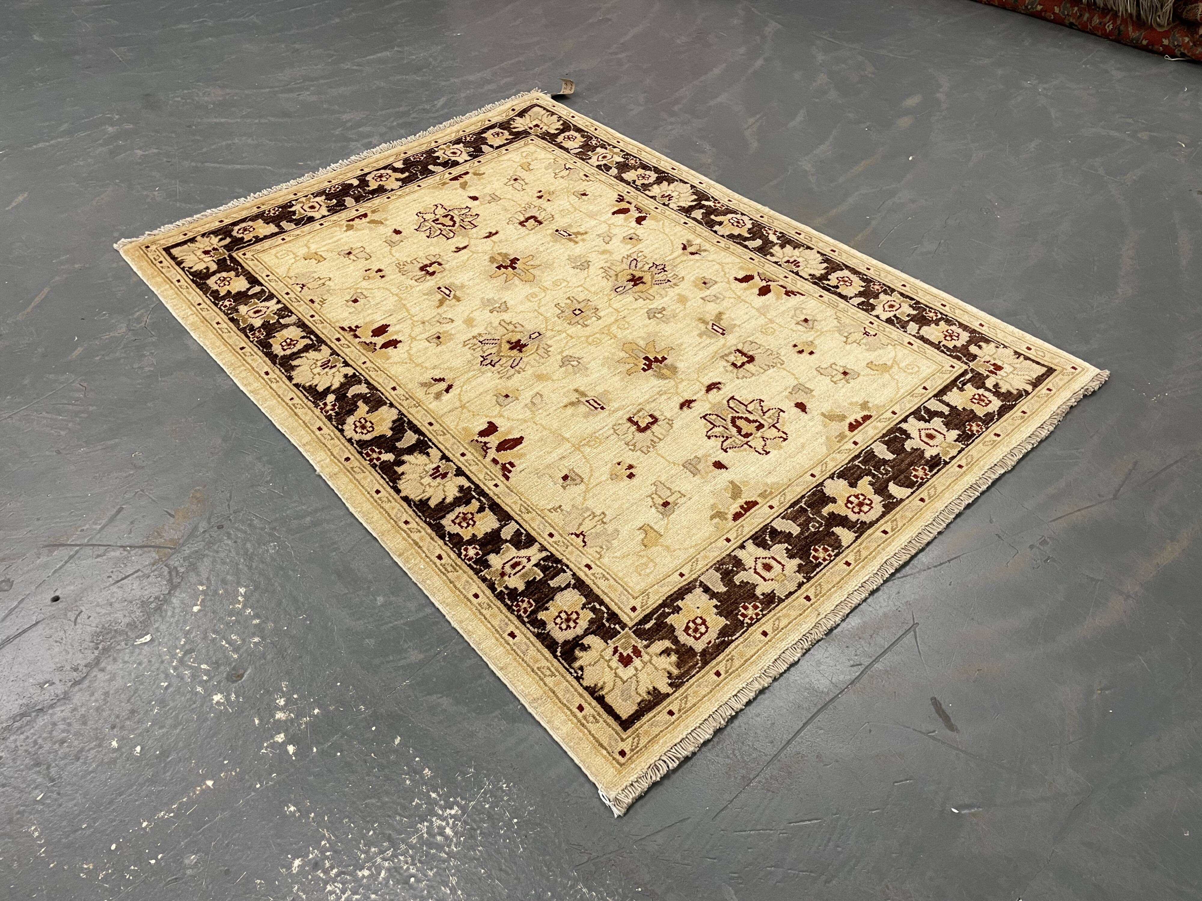 Tapis en laine crème et marron, style oriental traditionnel à motifs floraux, 106 x 150 cm