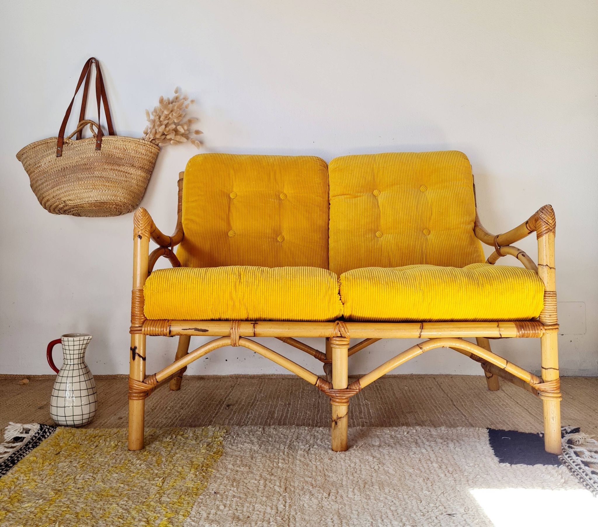 Banquette en rotin années 60 - velours jaune