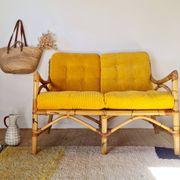 Banquette en rotin années 60 - velours jaune