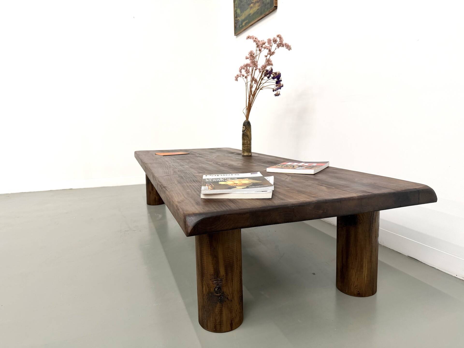 Modernist coffee table in solid elm, cylindrical pine base, 1970s.