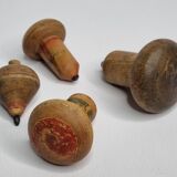 Ensemble de 4 Toupies Anciennes en Bois – Jouets Vintage Peints à la Main