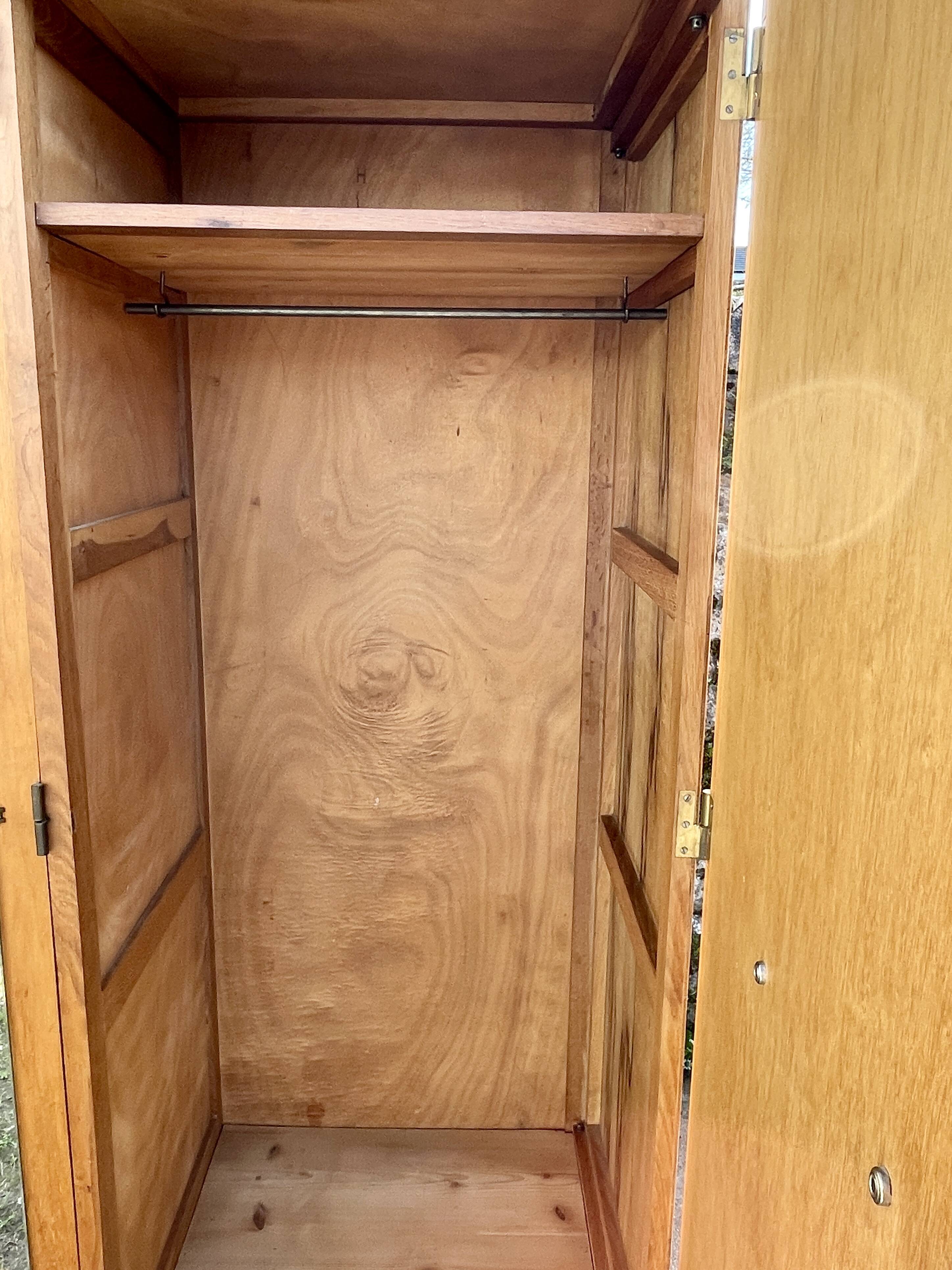 Armoire en chêne 3 portes miroir pieds compas