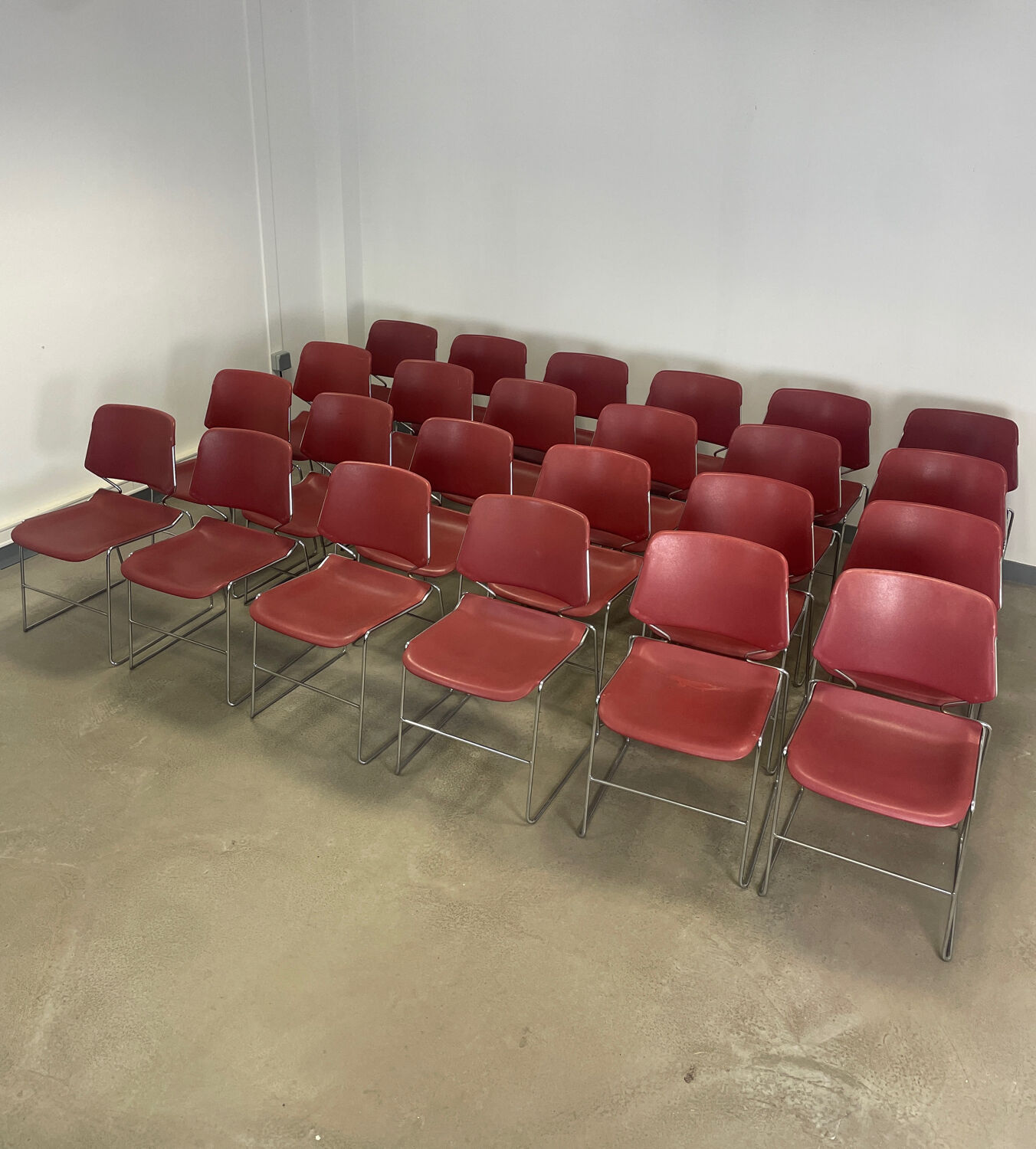 Lot de 24 chaises empilables Matrix Bordeaux, années 70, USA