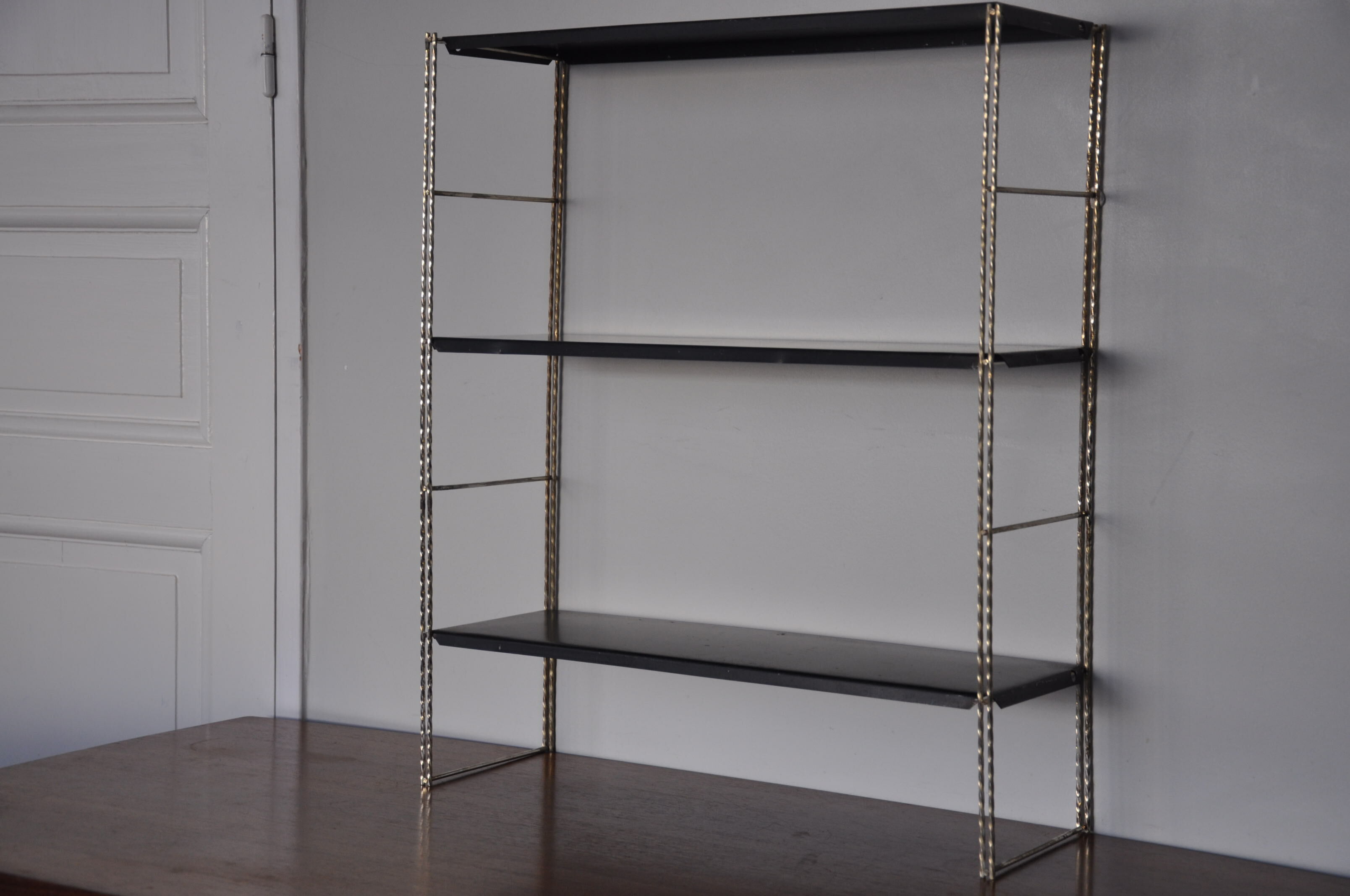 Metal string shelf