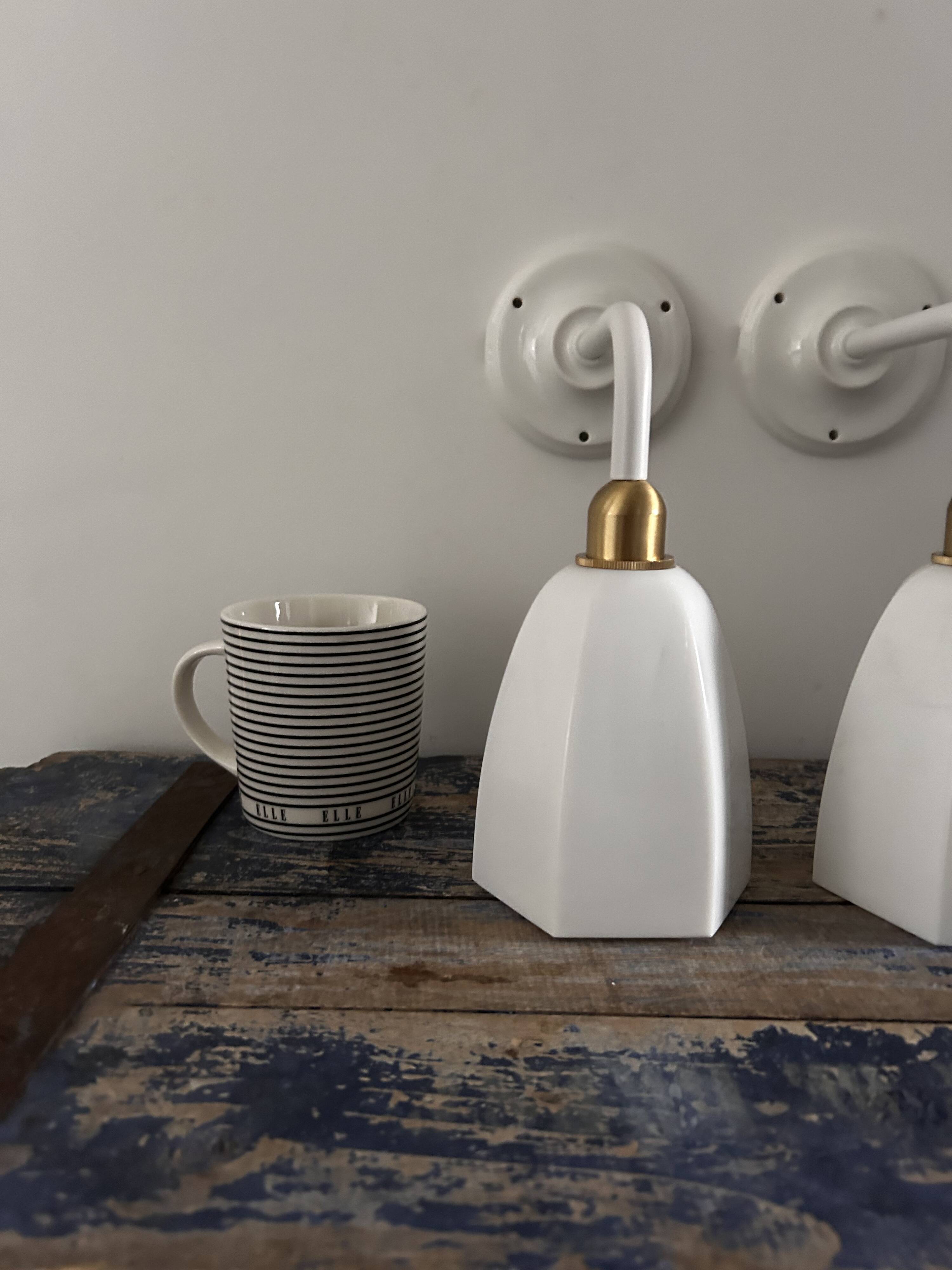 Paire d’appliques blanches en opaline