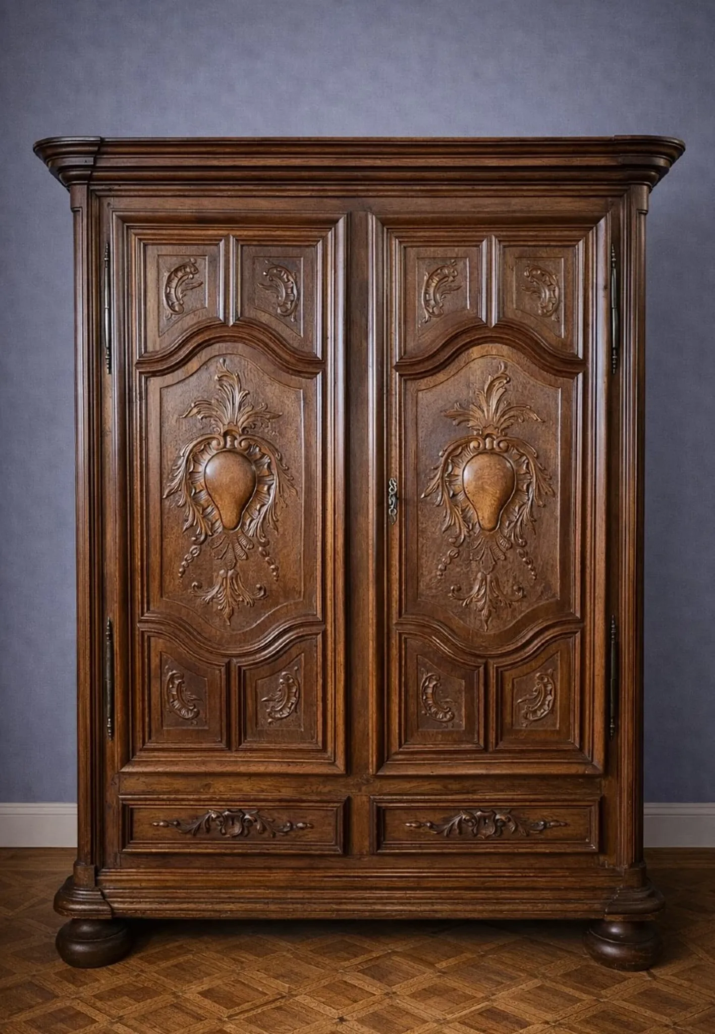 Armoire ancienne en Noyer massif sculpté – époque Louis XIII