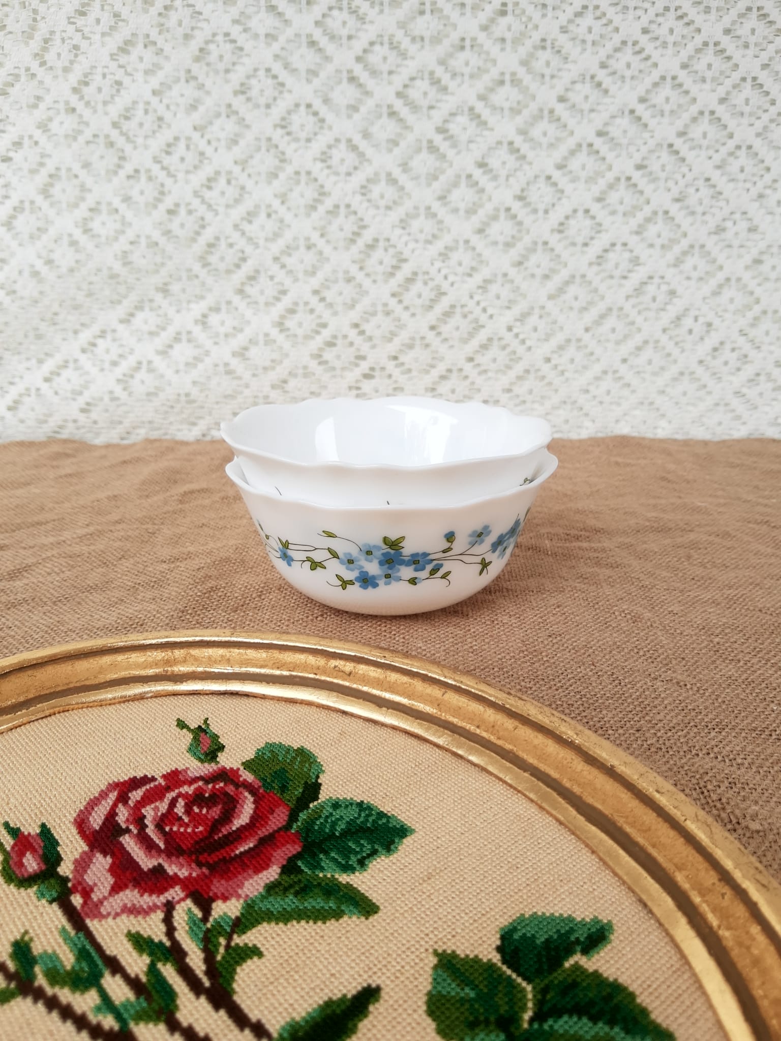 Duo of arcopal cups myosotis Veronica vintage patterns