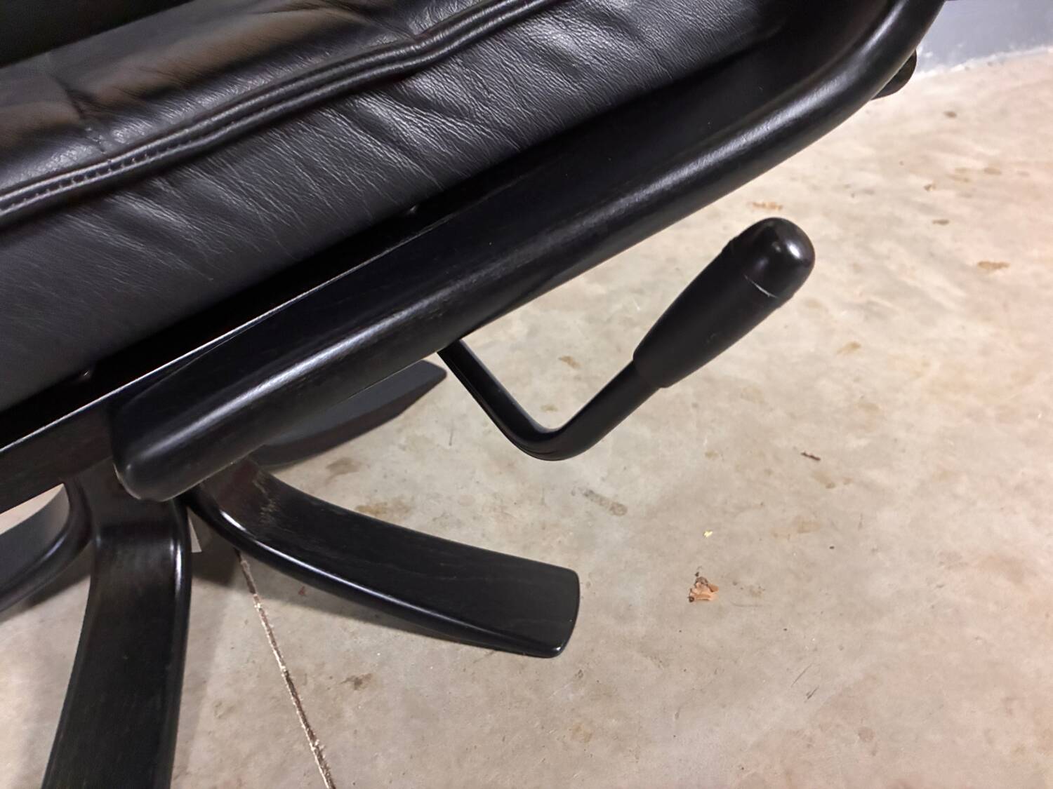 Fauteuil pivotant Skalma avec repose-pieds design danois