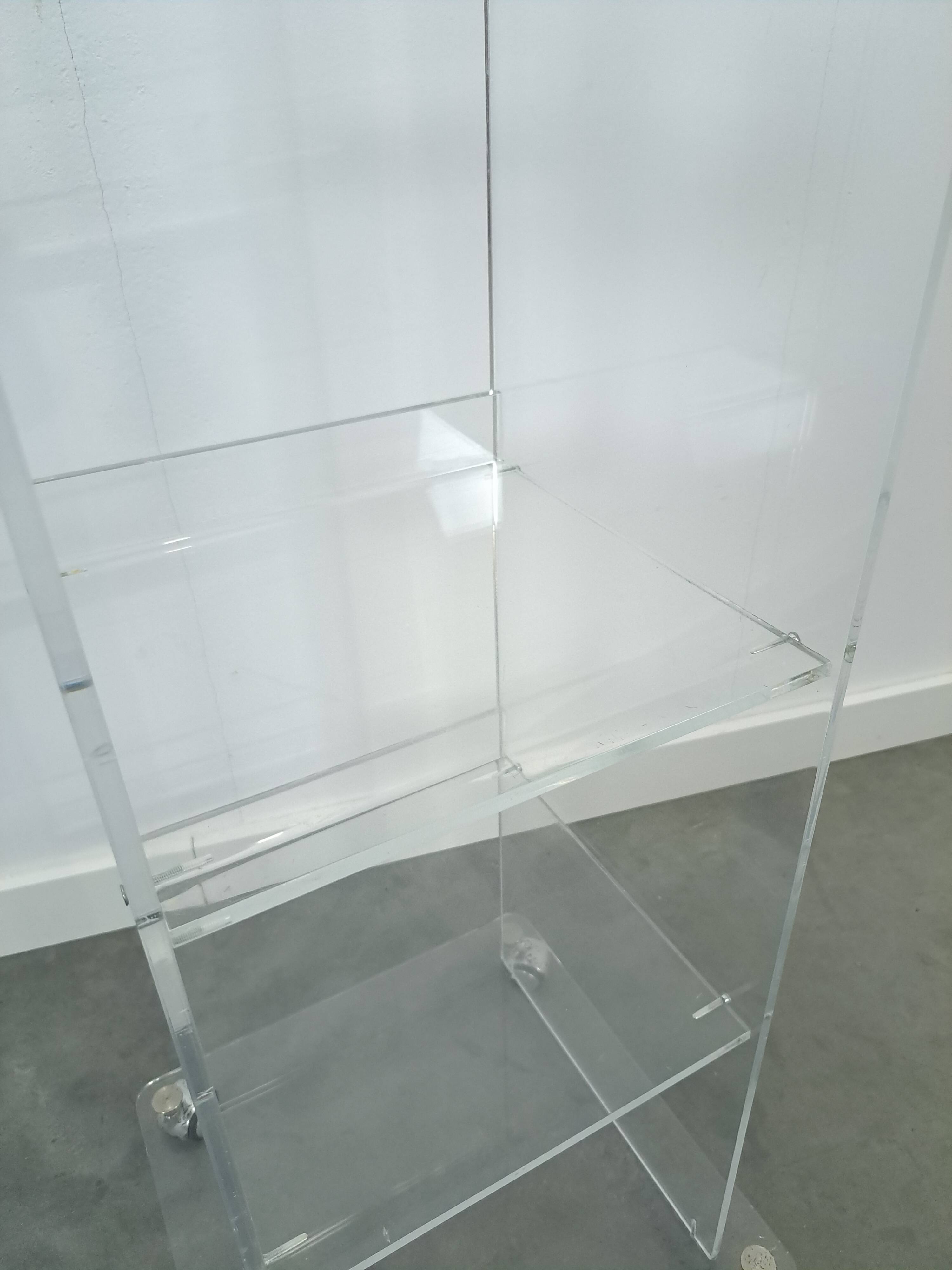 Armoire de rangement en plexiglas sur roulettes