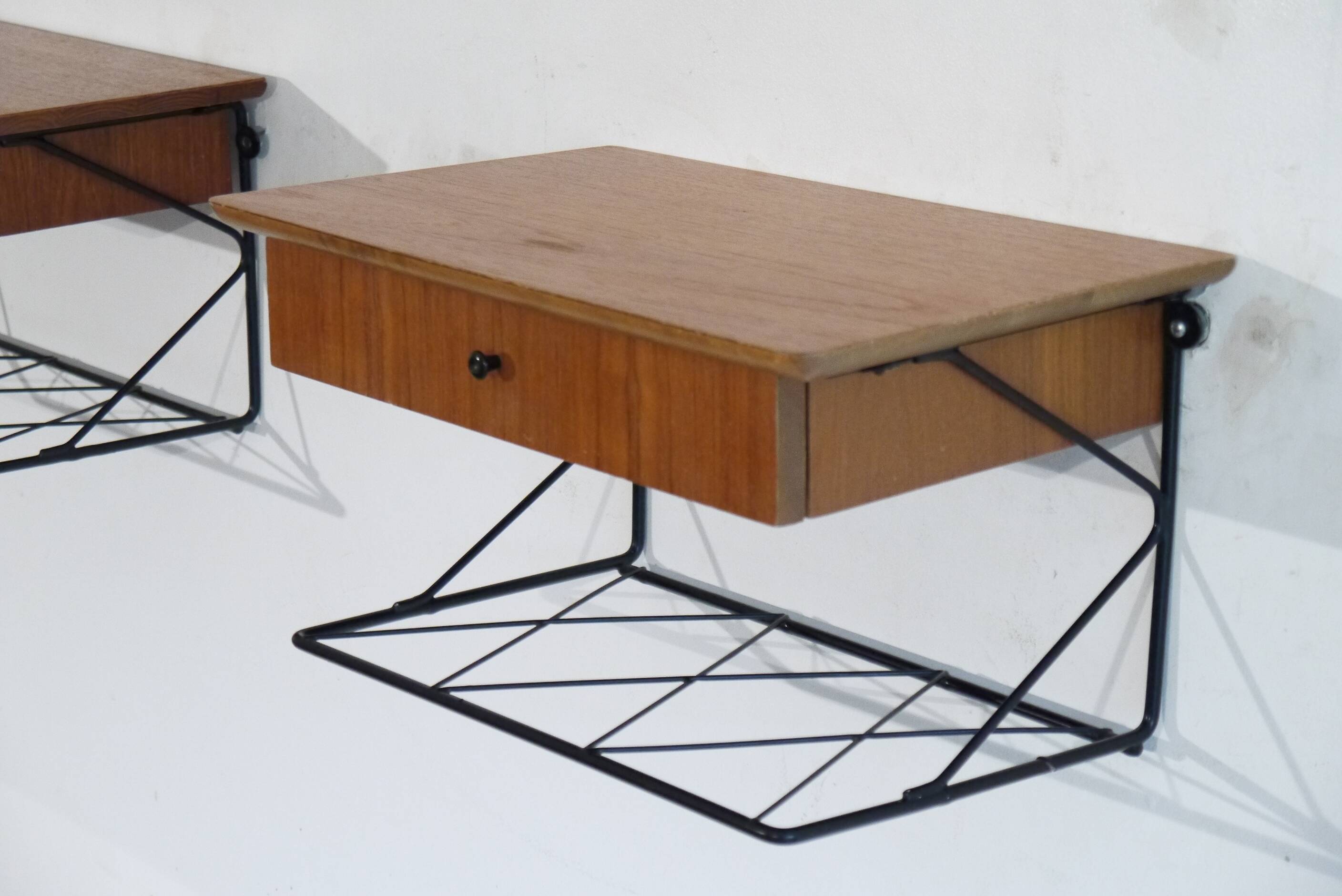 Paire de chevets flottants en teck 1960