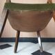 Paire de bridges en velours vert et bois foncé