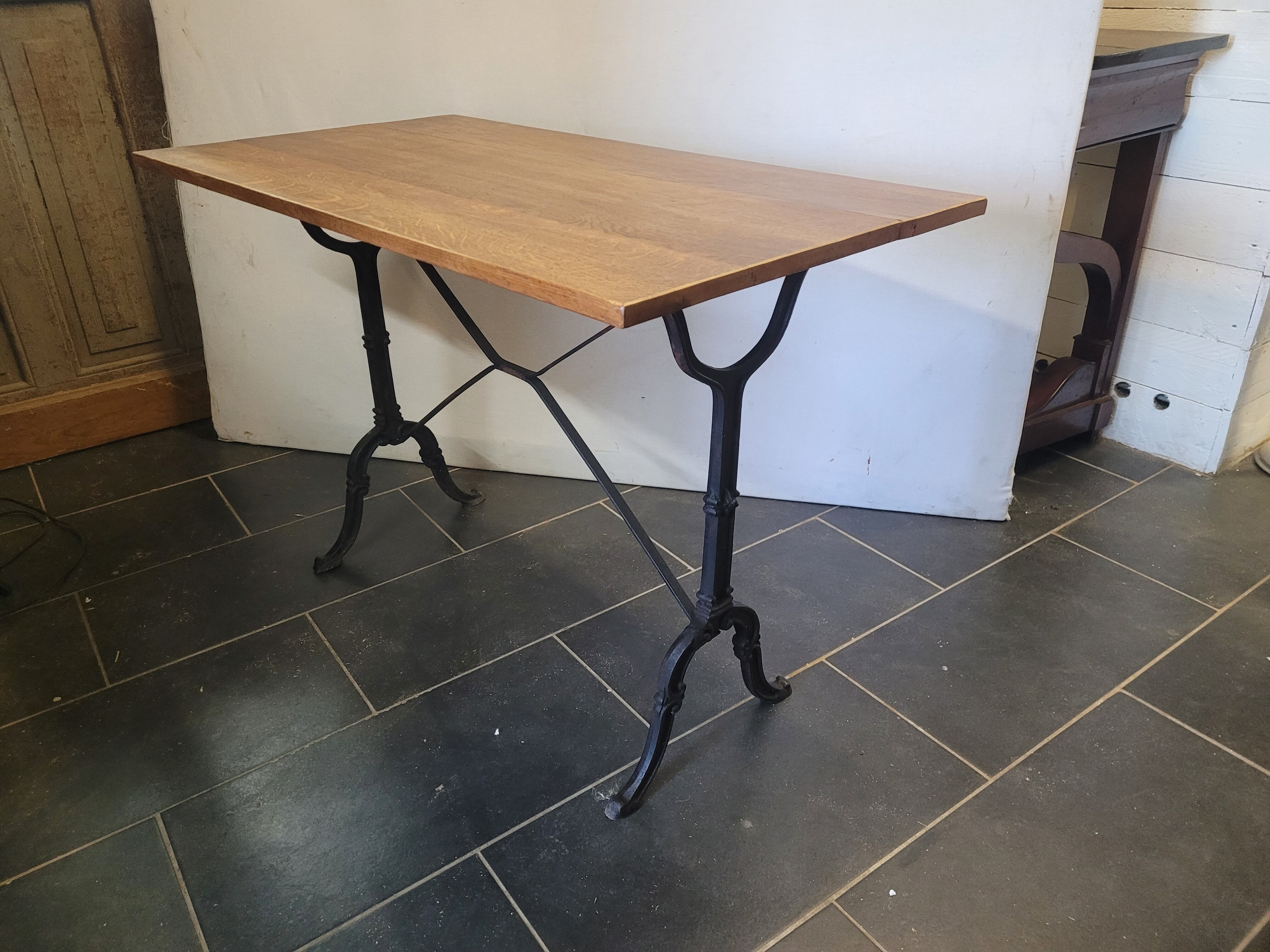 Table bistrot piètement fonte dessus en chêne