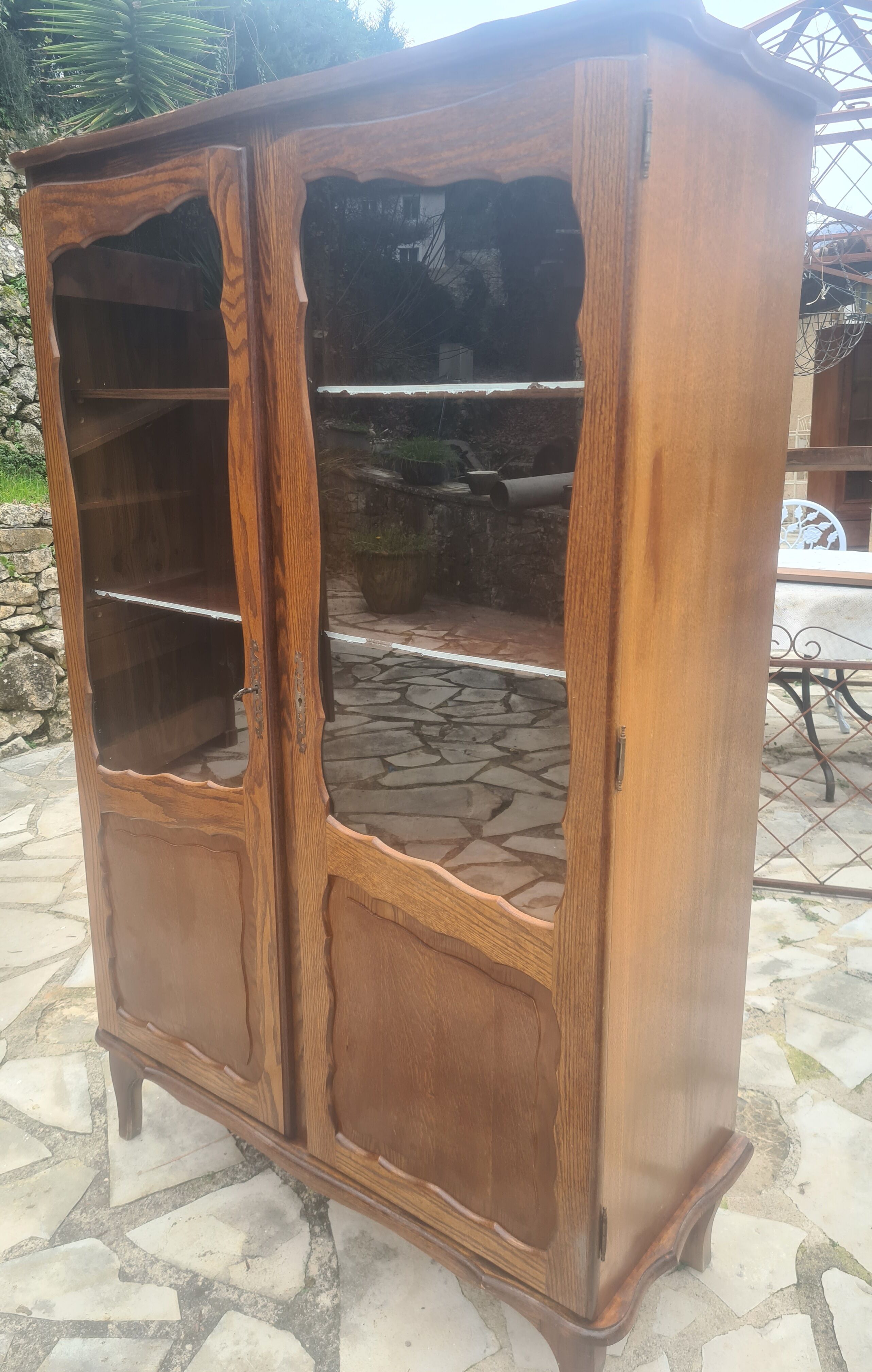 Armoire avec portes vitrées