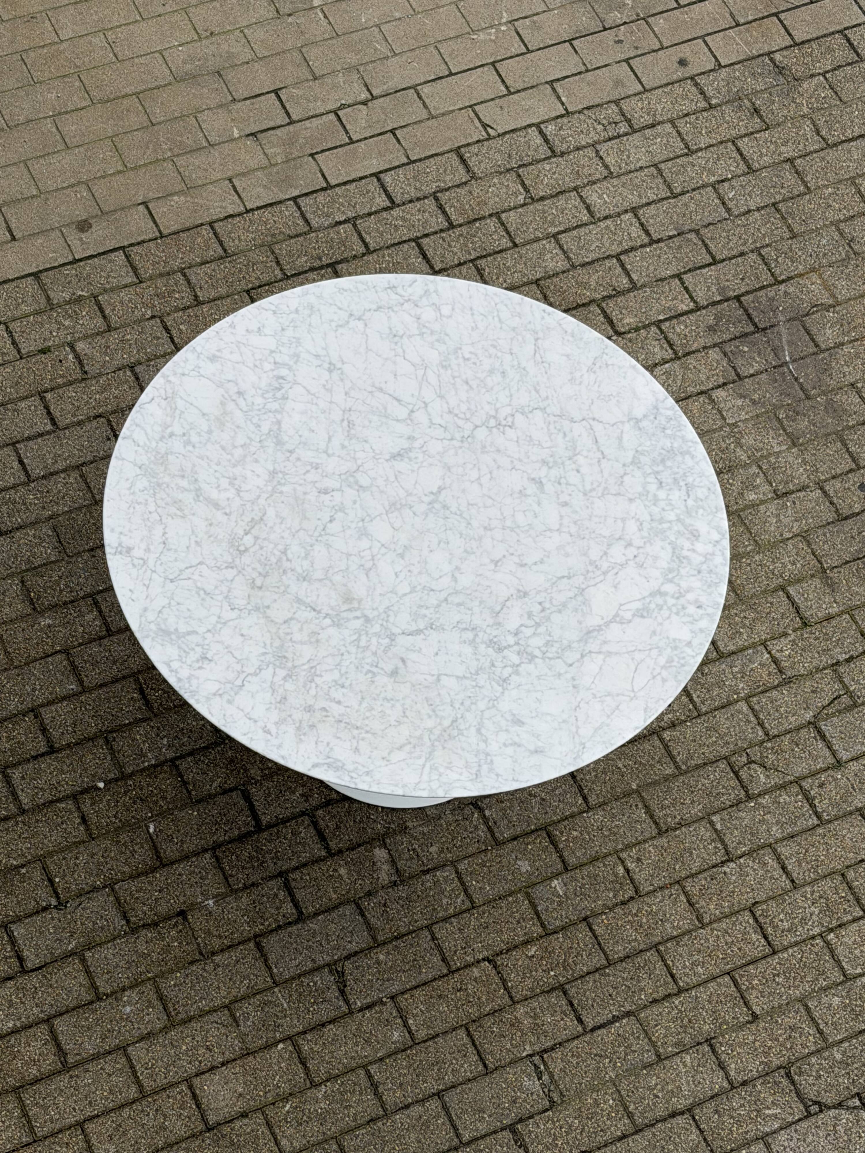 Original Knoll Tulip dining table in Carrara marble (120cm)