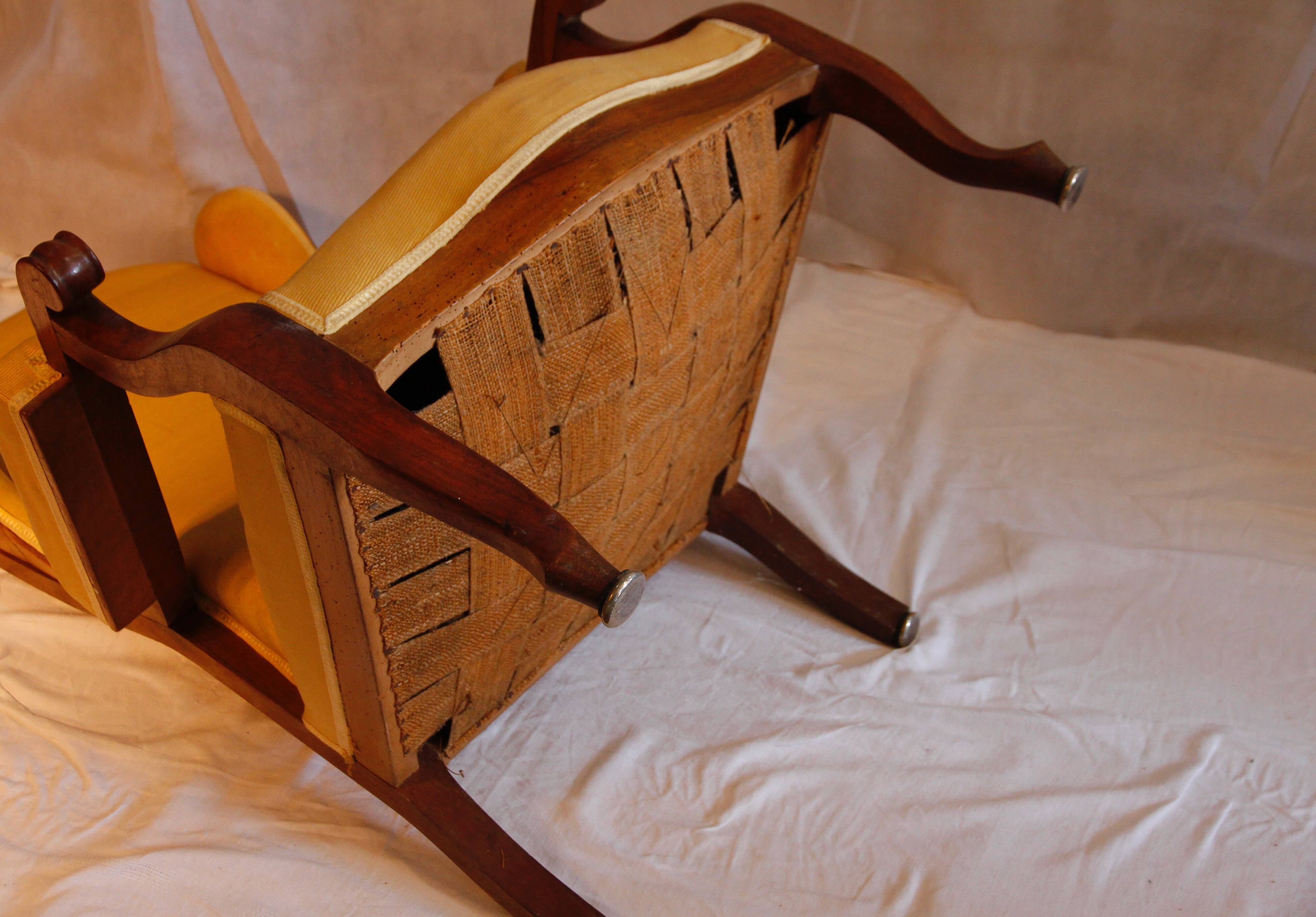 Fauteuil voltaire à oreilles, tissu jaune, XXe siècle