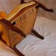 Fauteuil voltaire à oreilles, tissu jaune, XXe siècle