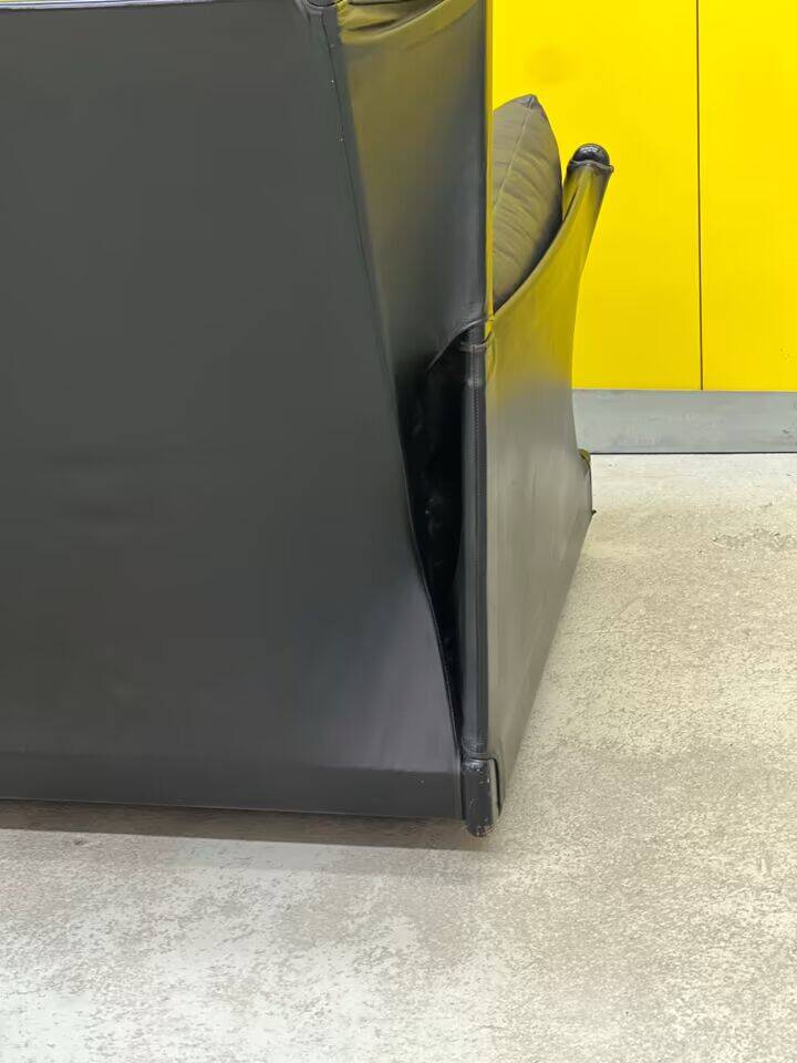 Fauteuil "Viola D'amore" de Cassina par Piero de Martini (années 1970) – Cuir noir
