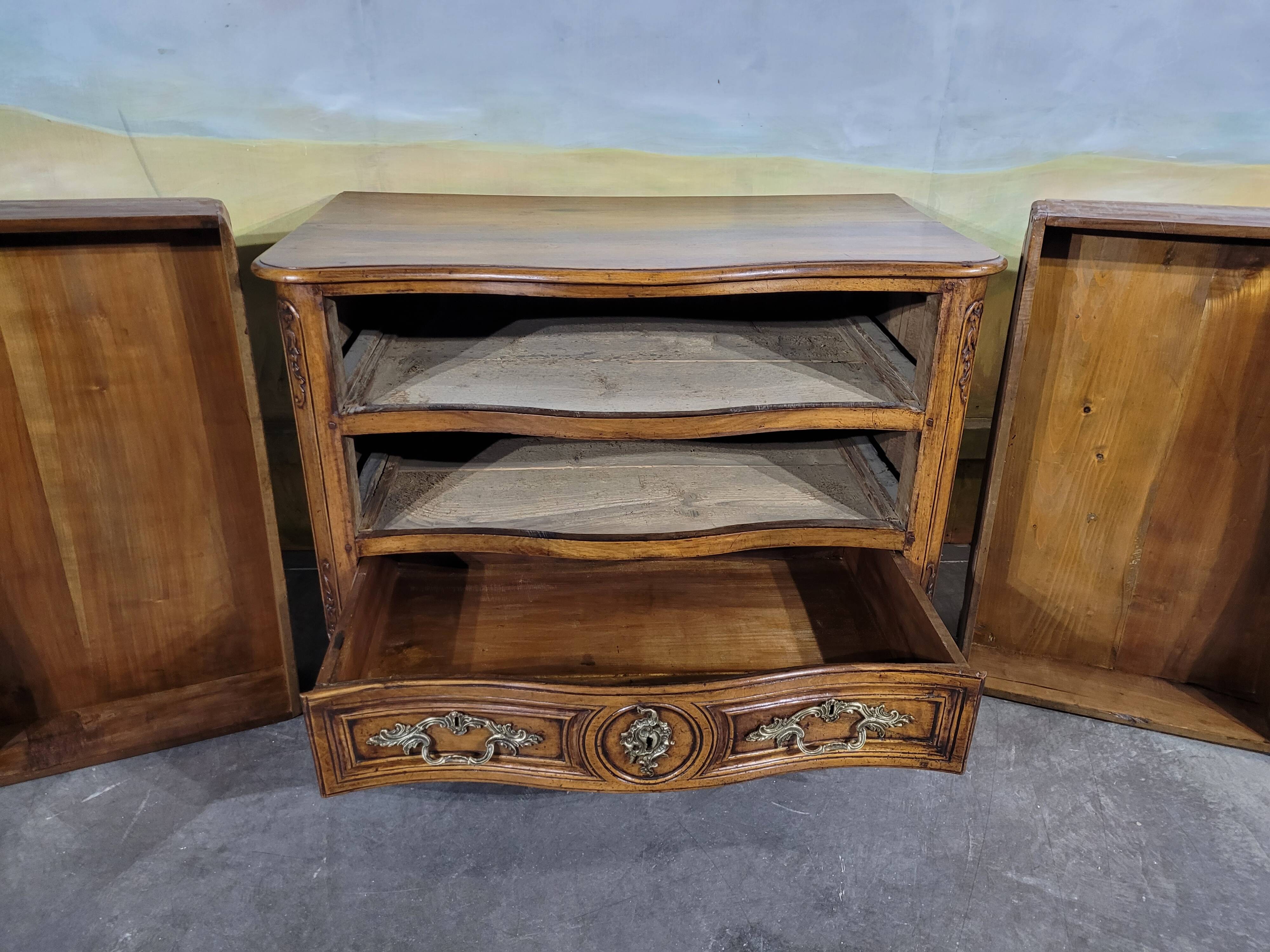 Petiote commode époque Louis XV galbée