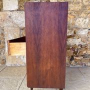 Vintage high chest of drawers in oak with 5 drawers, circa 1950s.