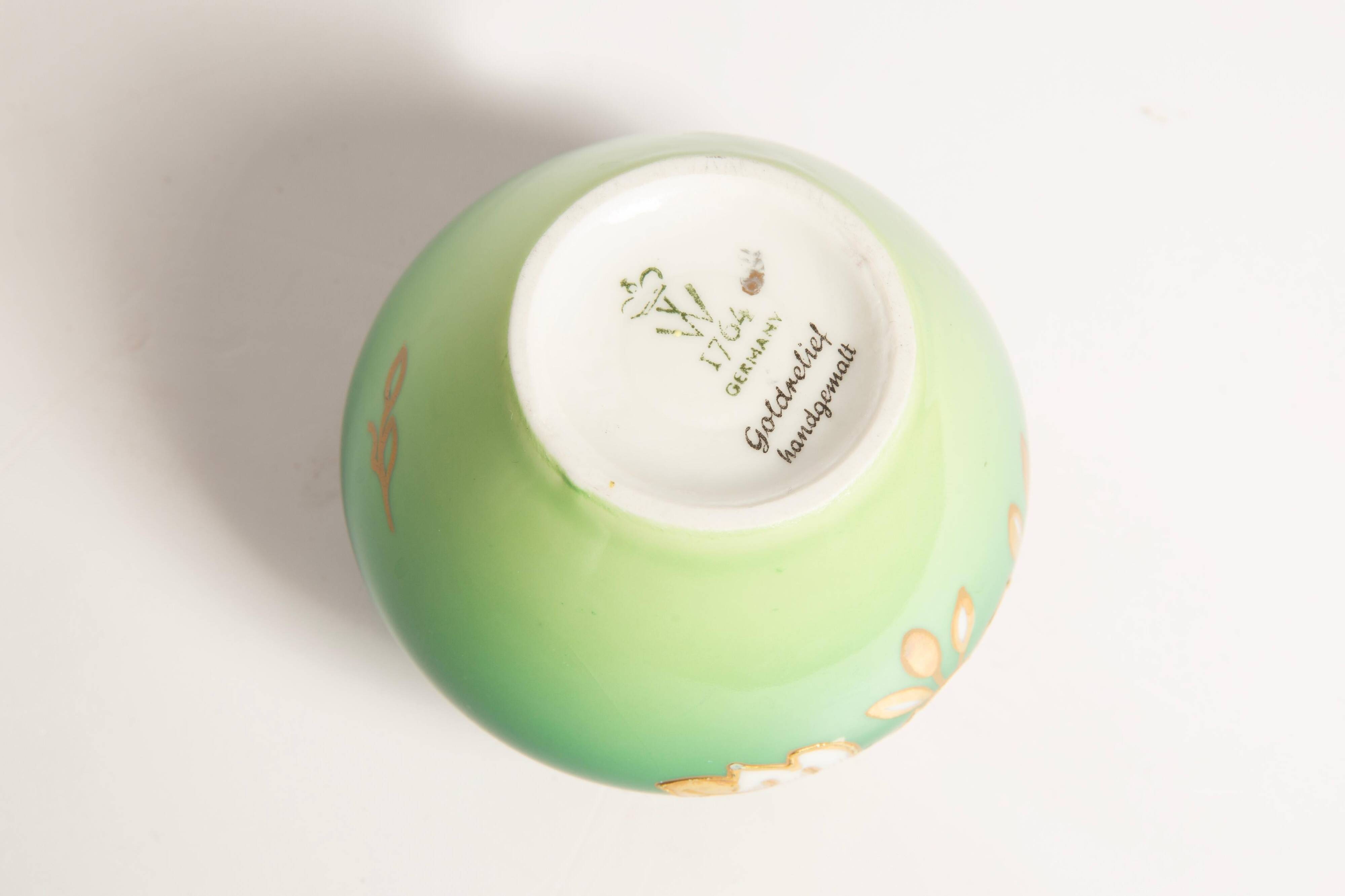 Vase vert en porcelaine peint à la main, milieu du XXe siècle