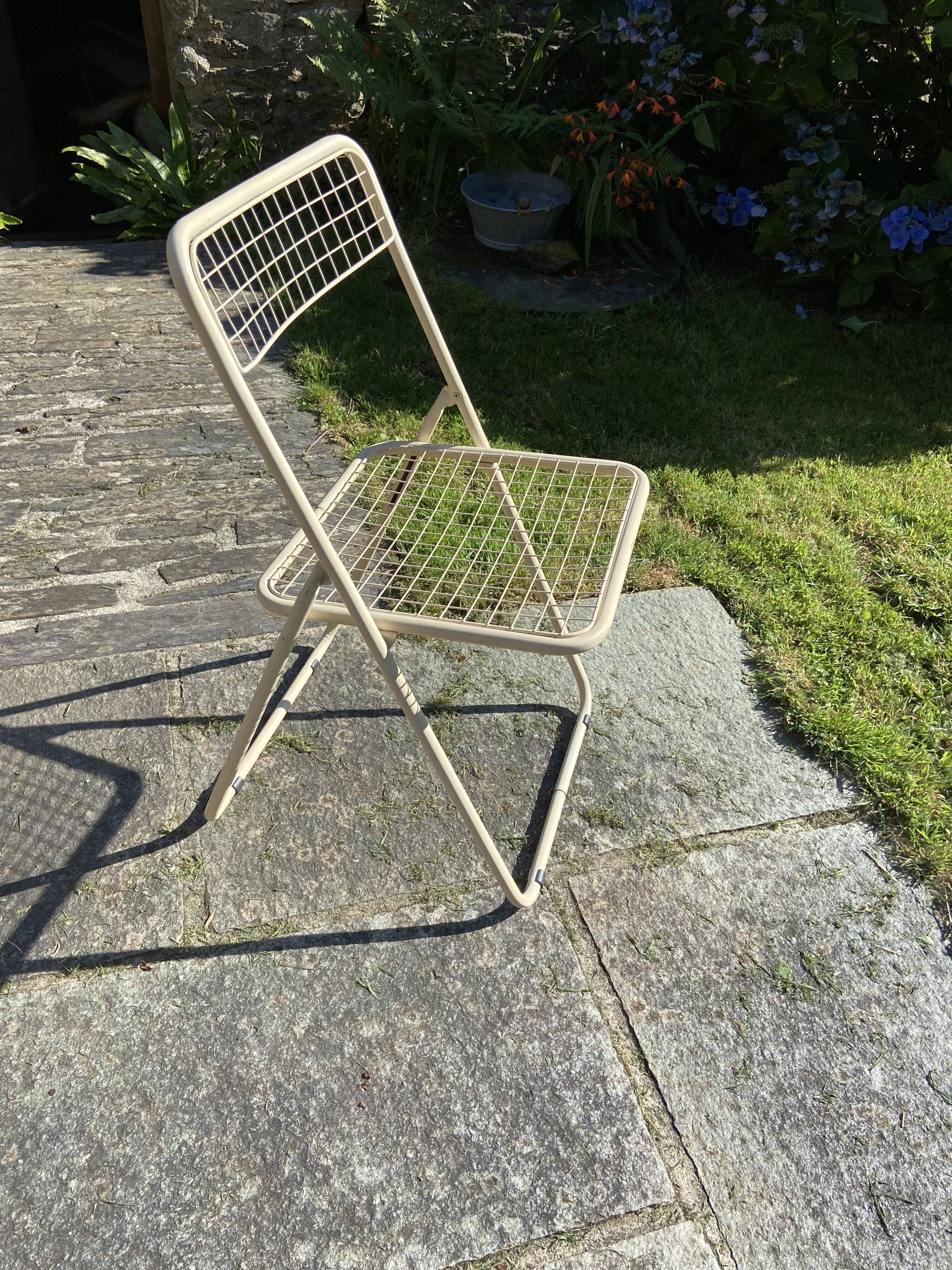Folding chair in beige grid metal 1980