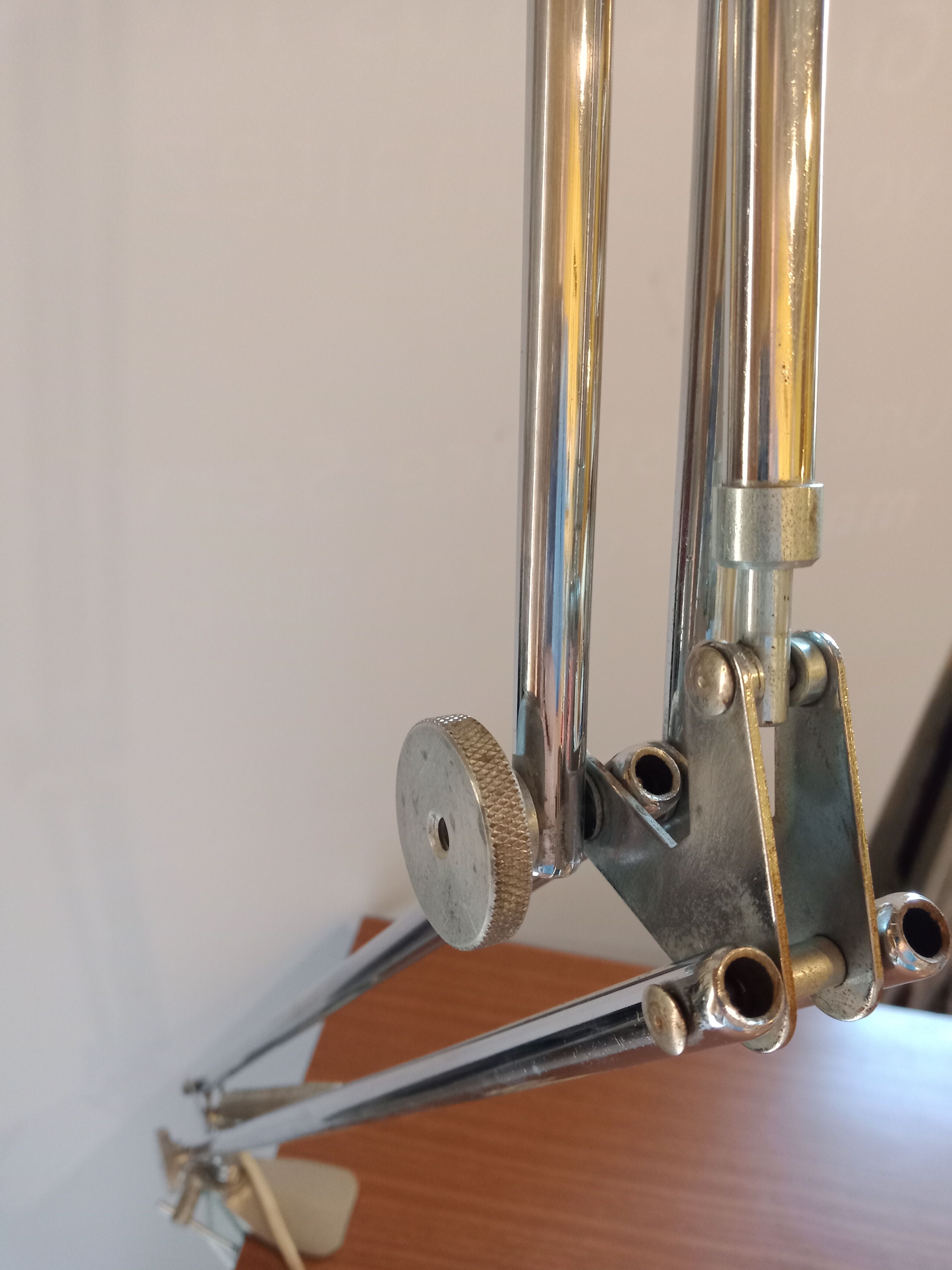 Articulated architect's lamp