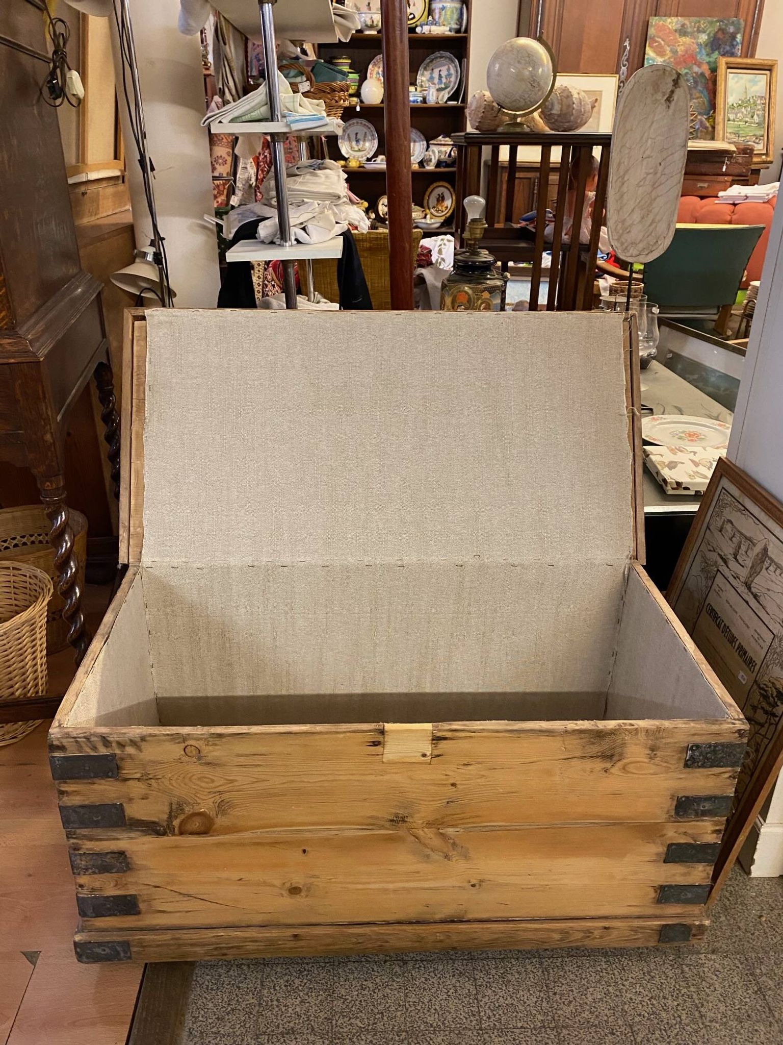Ancienne malle coffre en bois de pin naturel avec interieur capitonne